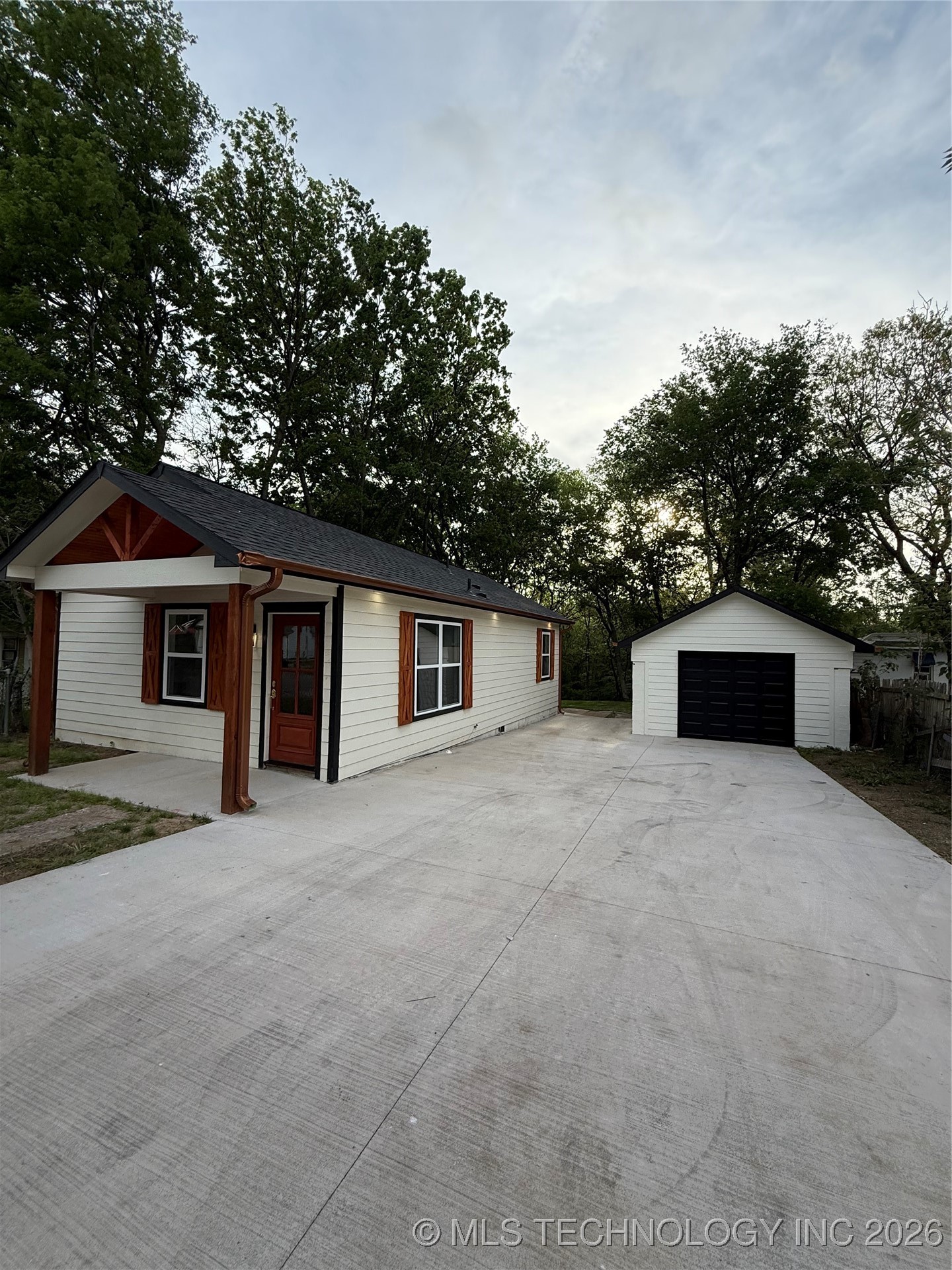 2035 N Fulton Avenue Property Photo 3