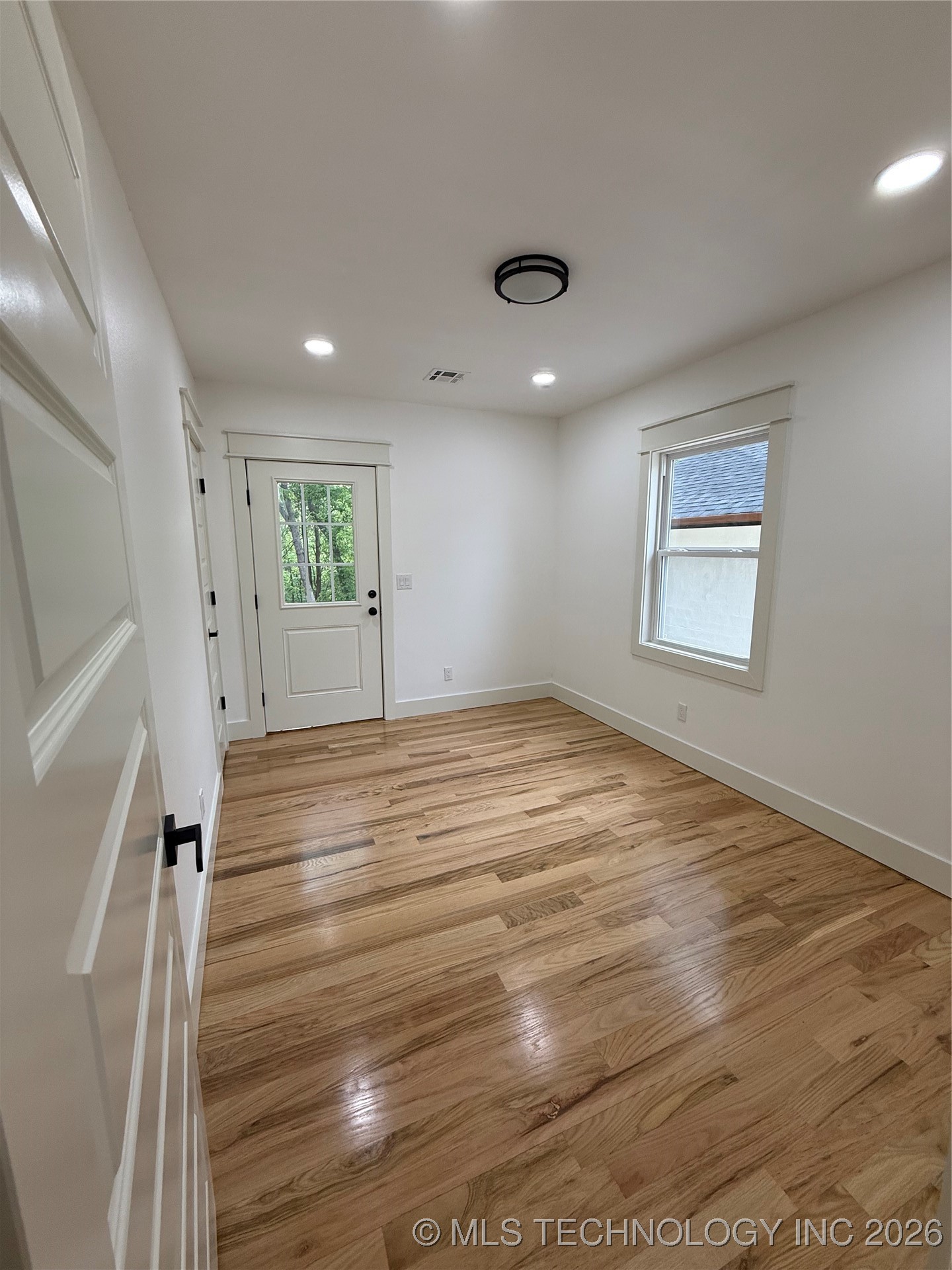 2035 N Fulton Avenue Property Photo 7