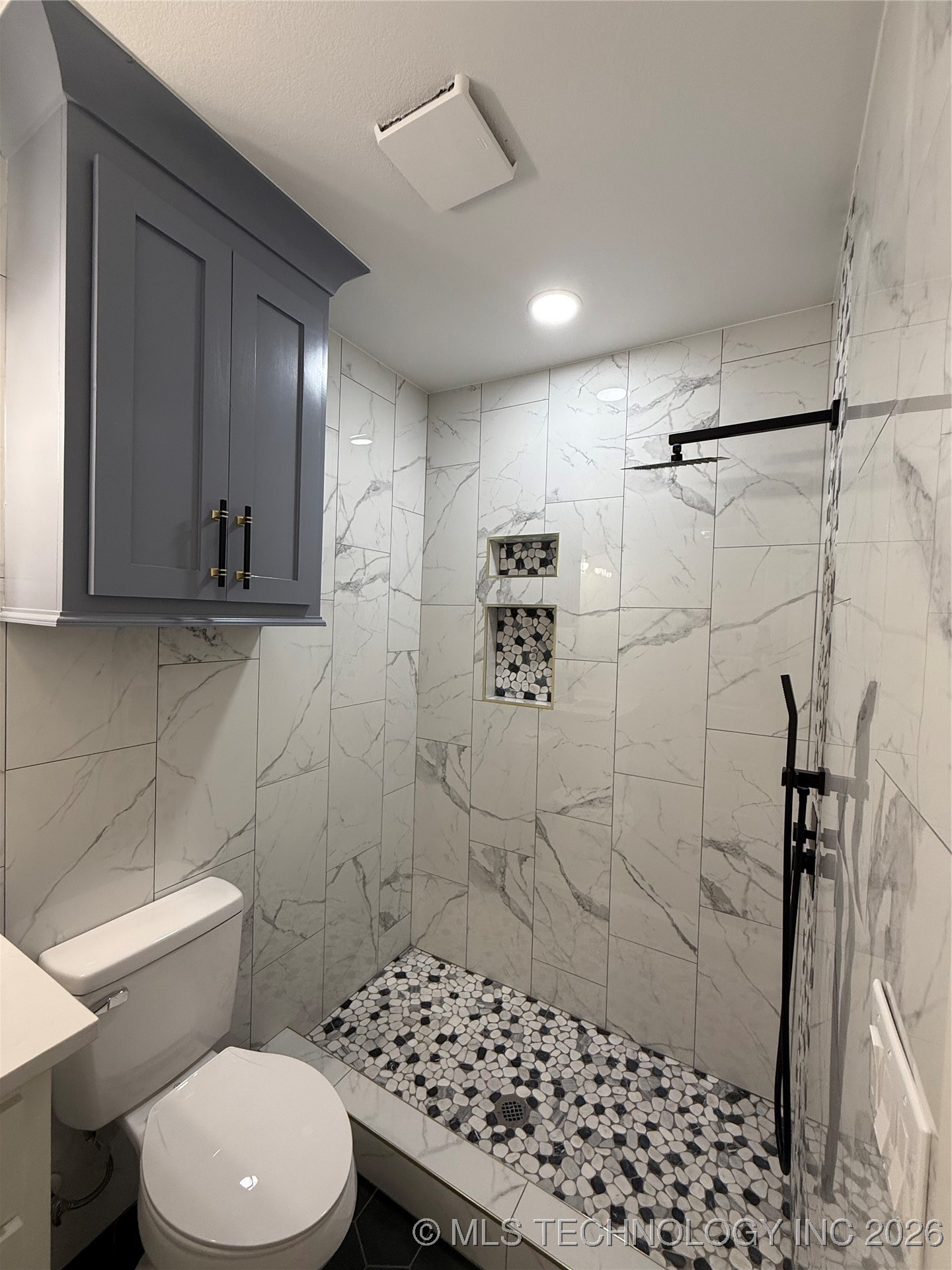 2035 N Fulton Avenue Property Photo 8