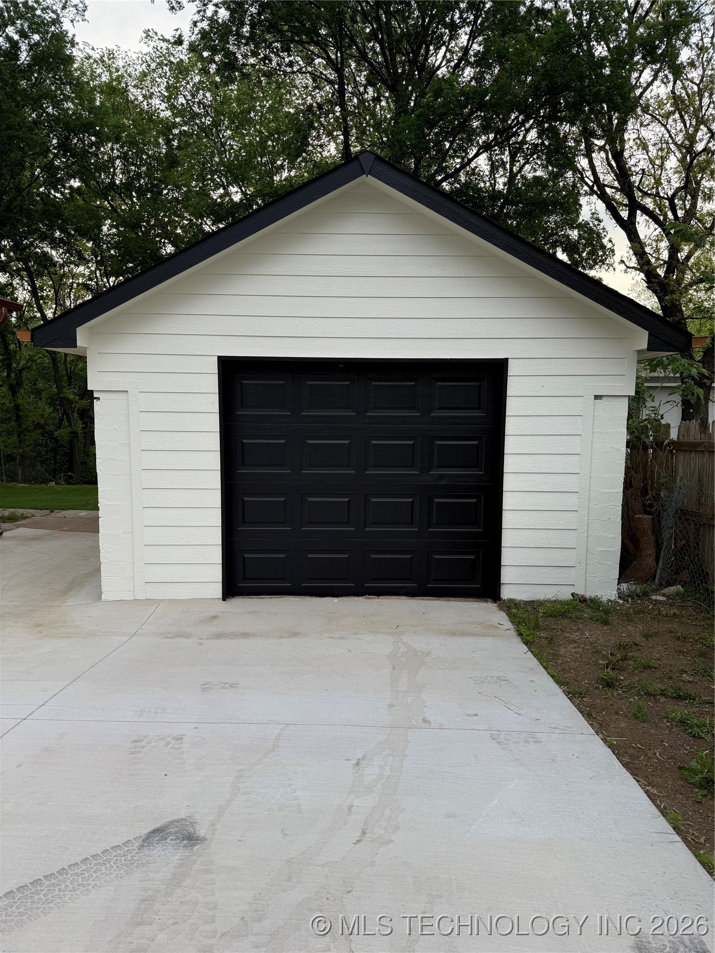 2035 N Fulton Avenue Property Photo 10