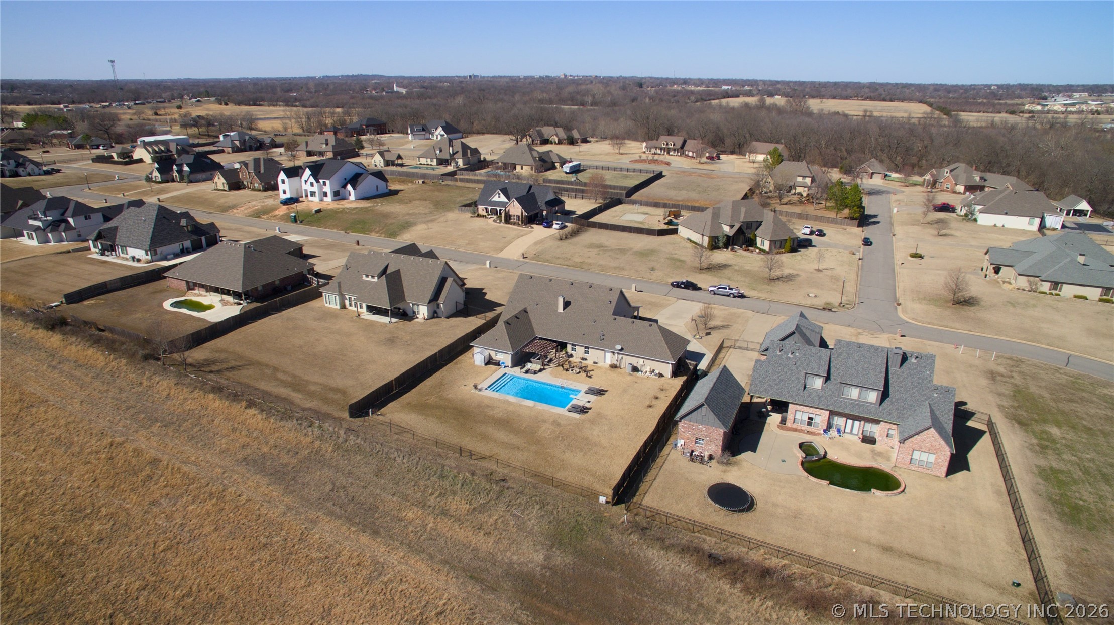 2005 E Woodland Circle Property Photo 2