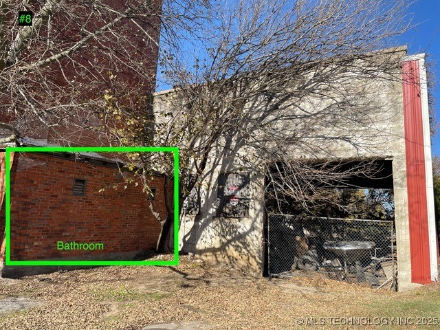 305 B Se Property Photo 8