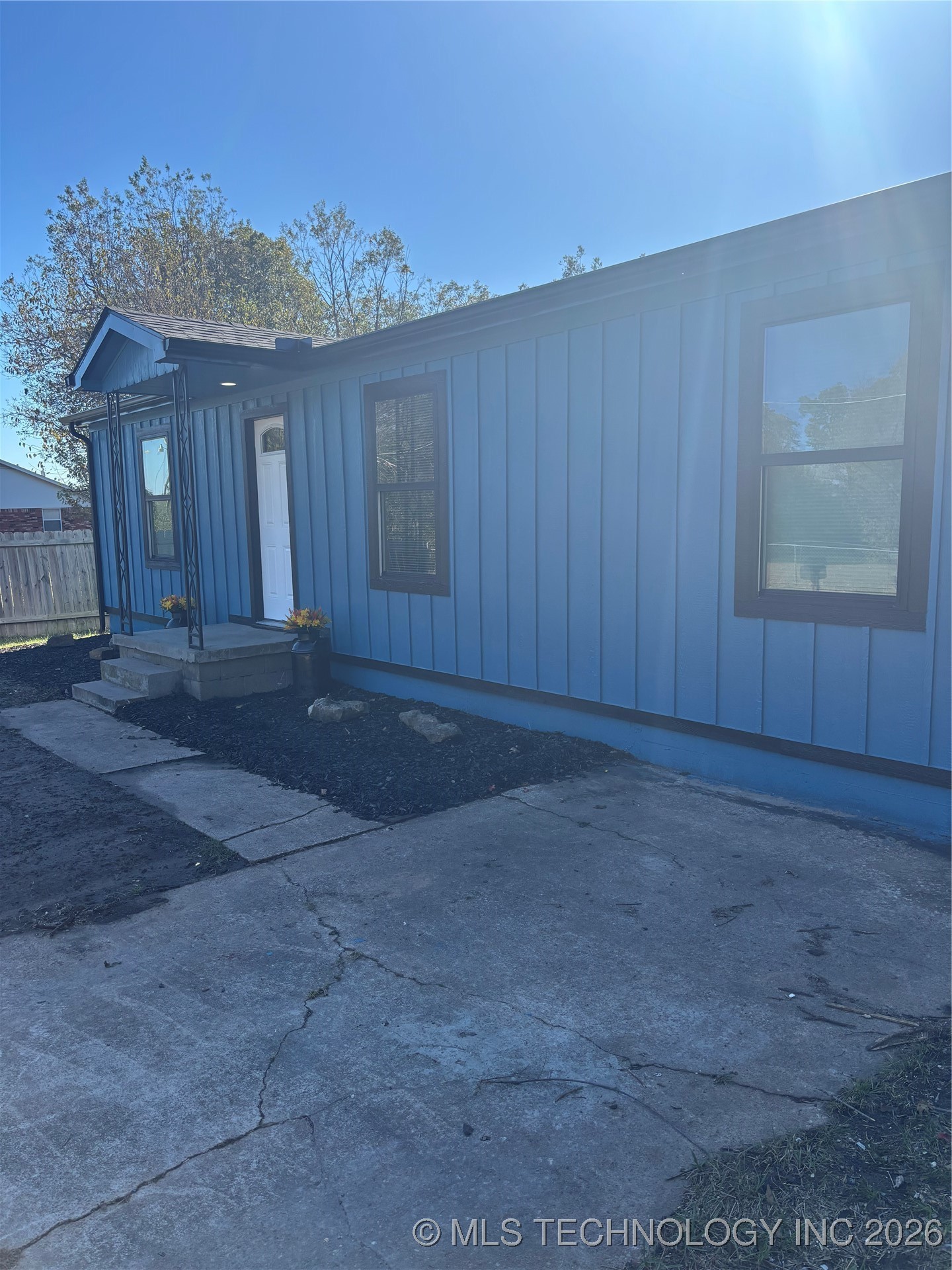 1129 E Vine Street Property Photo 1