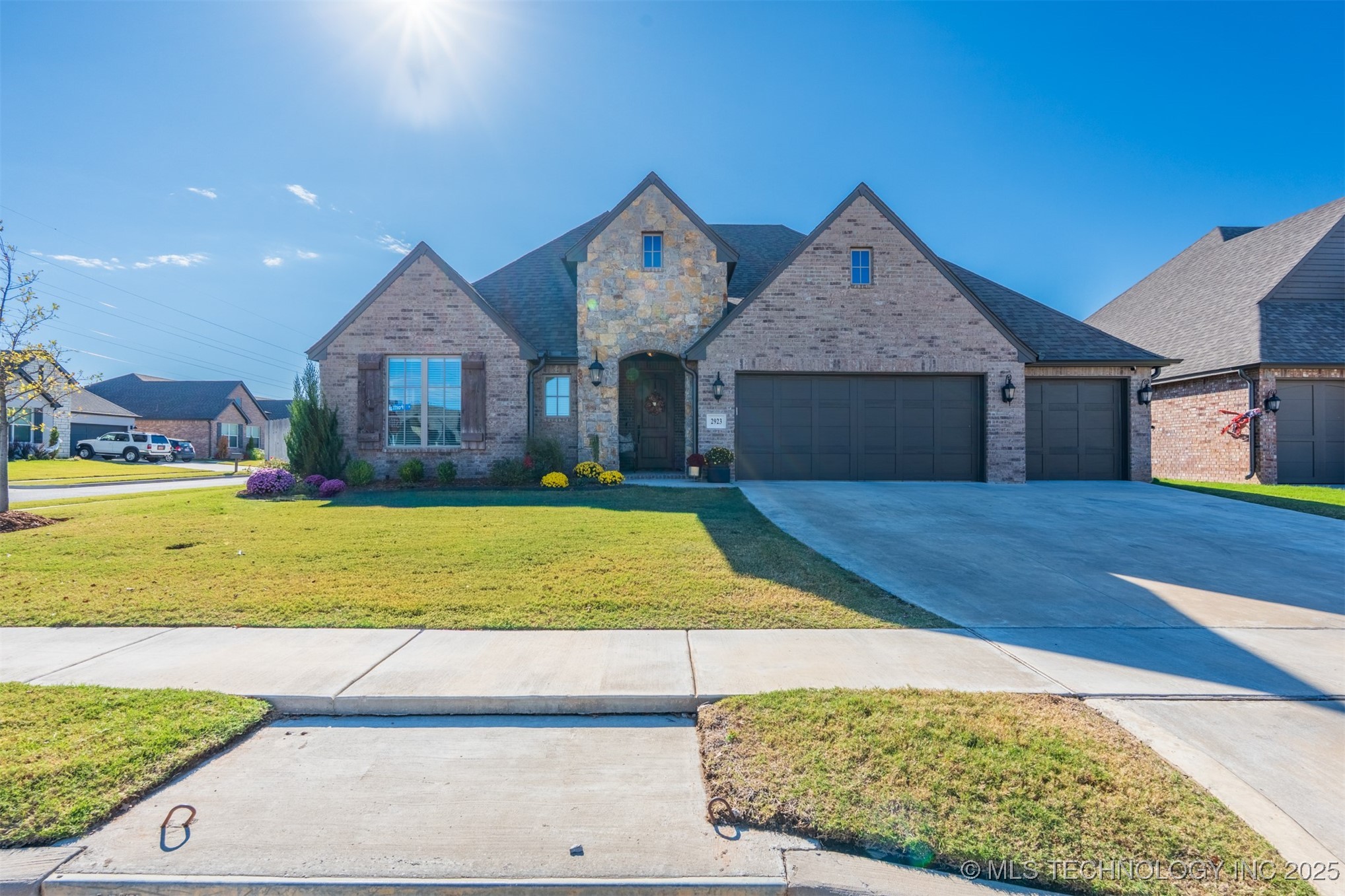 2923 E Portland Street Property Photo 1