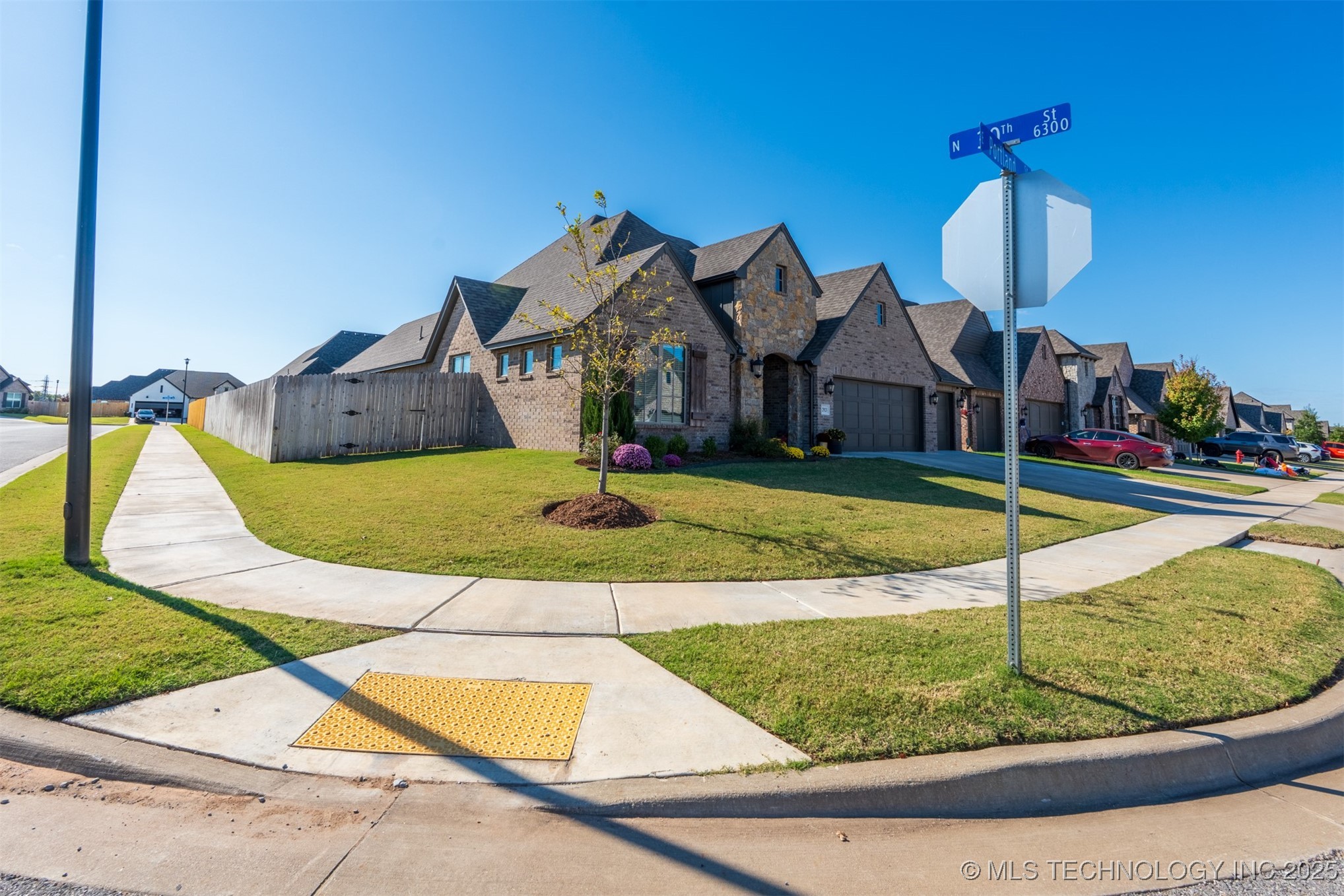 2923 E Portland Street Property Photo 2