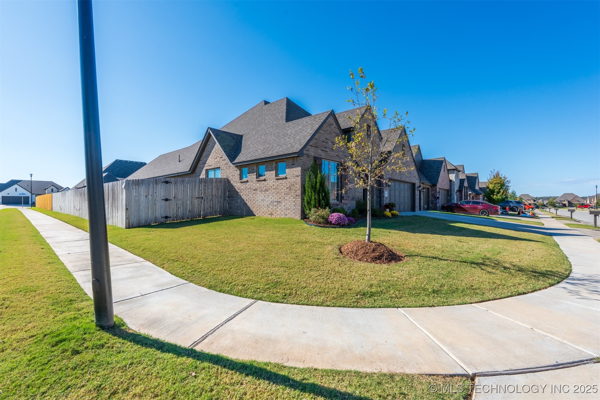 2923 E Portland Street Property Photo 3