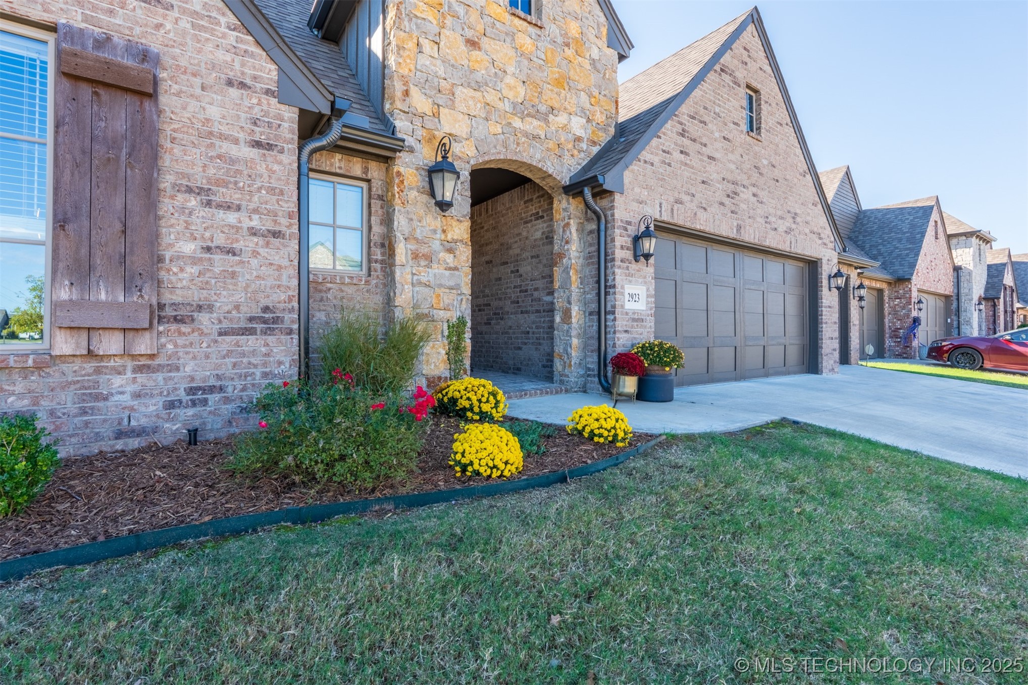 2923 E Portland Street Property Photo 5