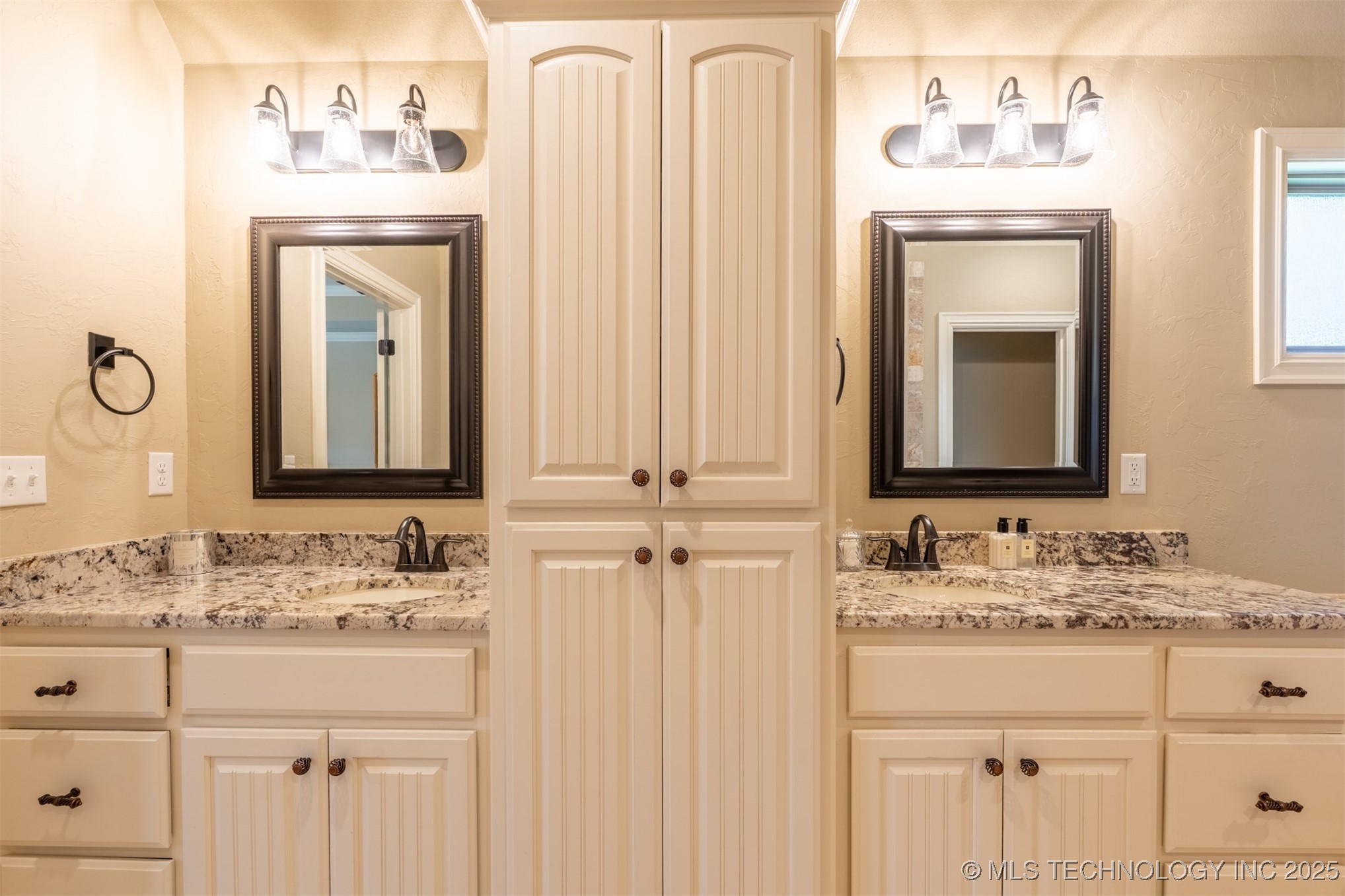 2923 E Portland Street Property Photo 44