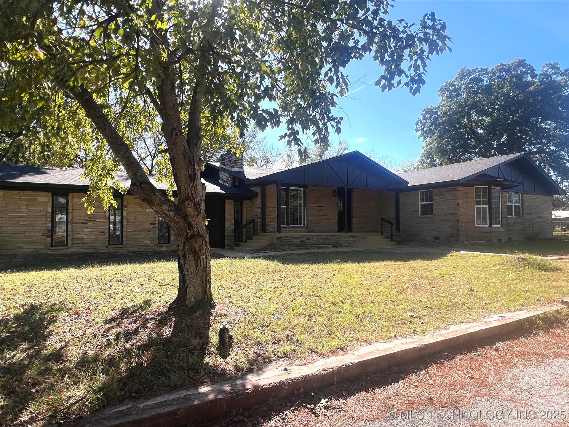 563 W Chambers Road Property Photo 1