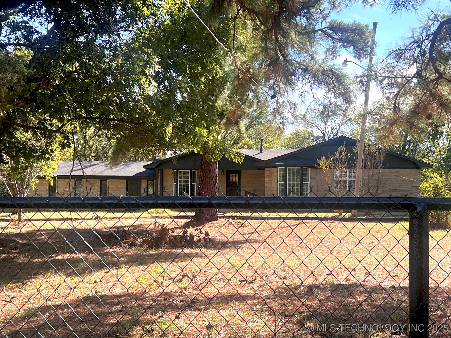 563 W Chambers Road Property Photo 2