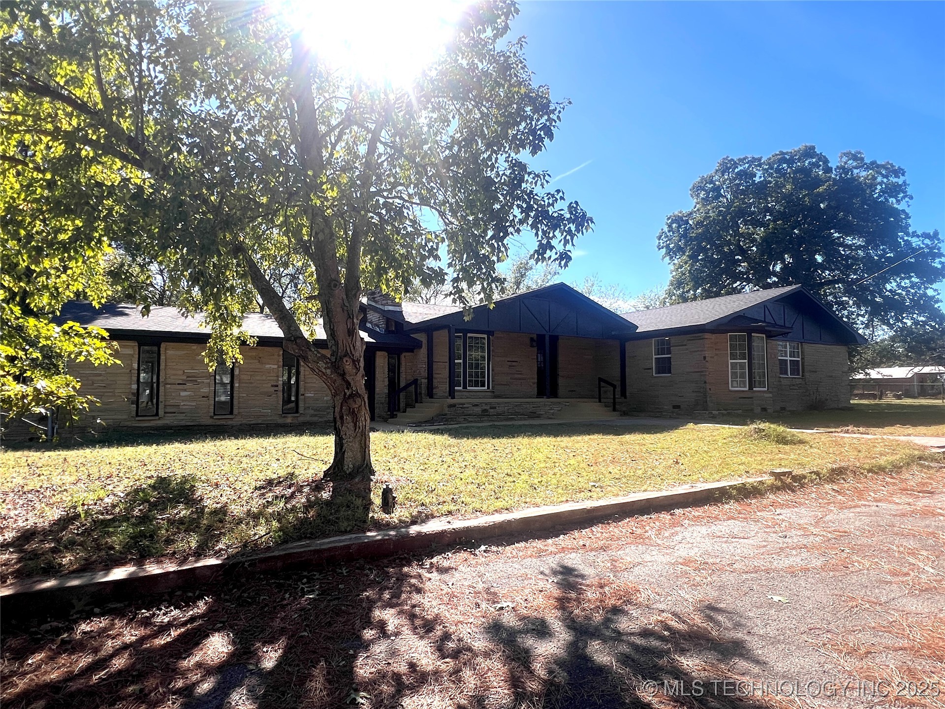 563 W Chambers Road Property Photo 3