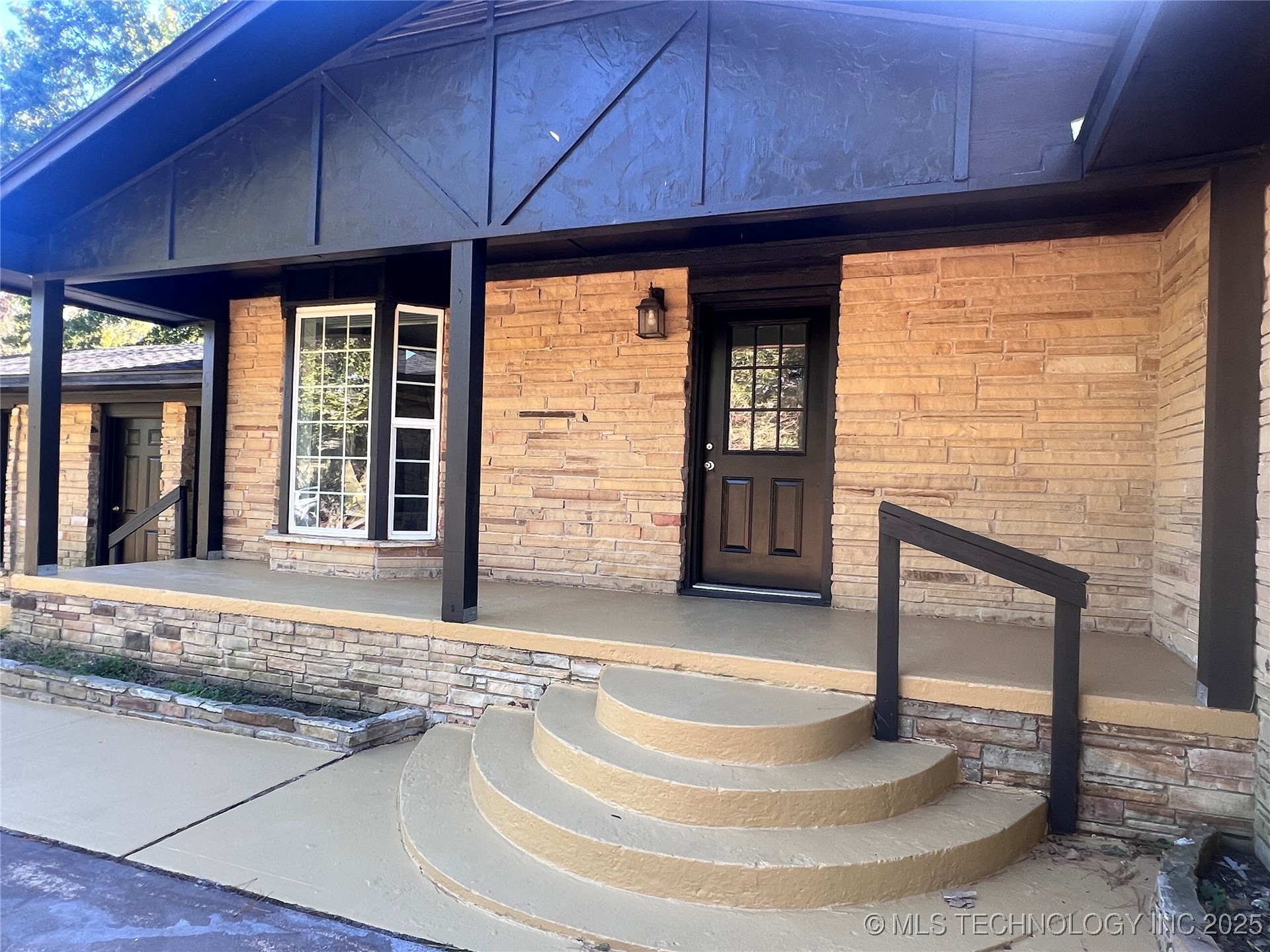 563 W Chambers Road Property Photo 4