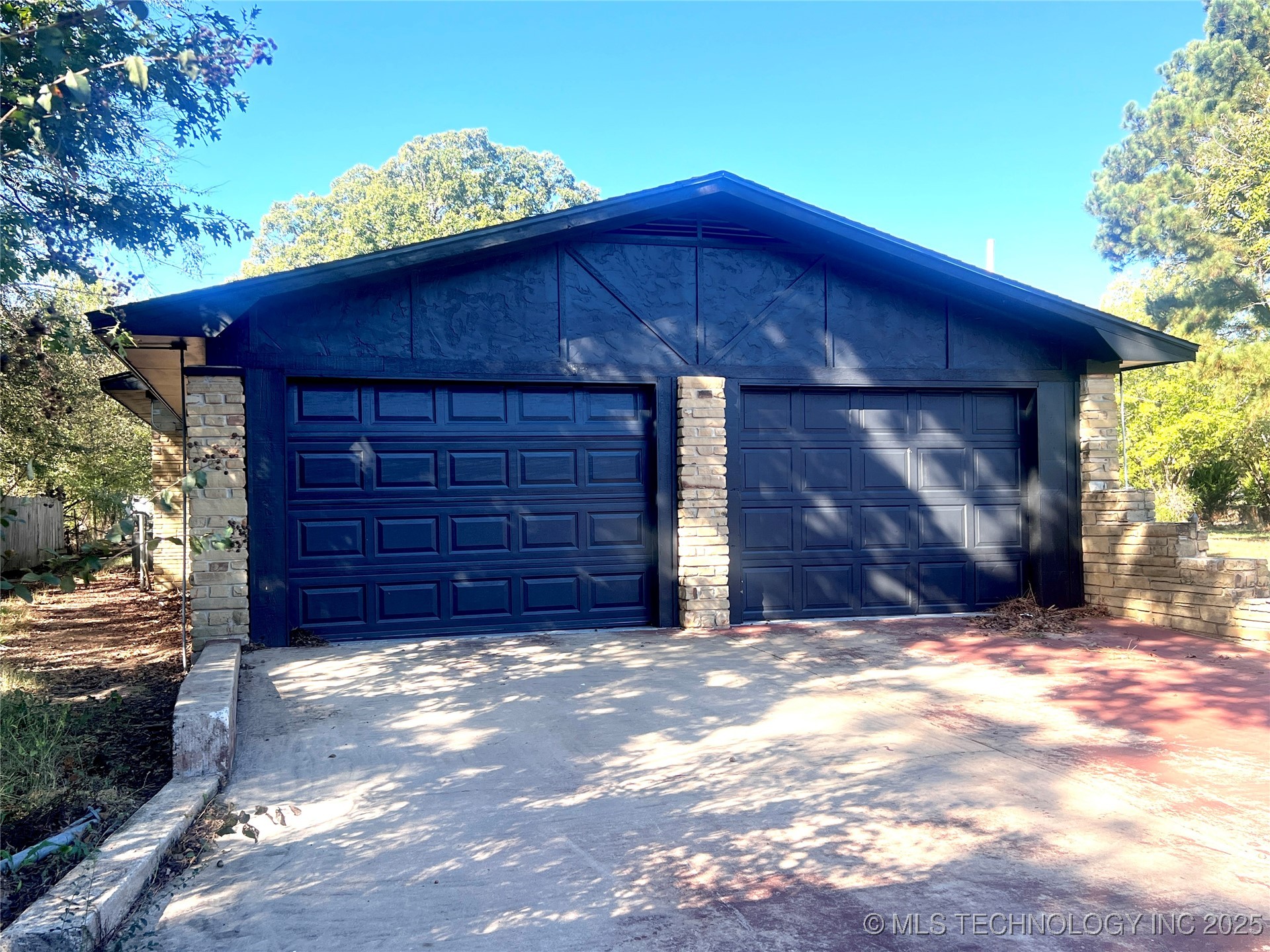 563 W Chambers Road Property Photo 5