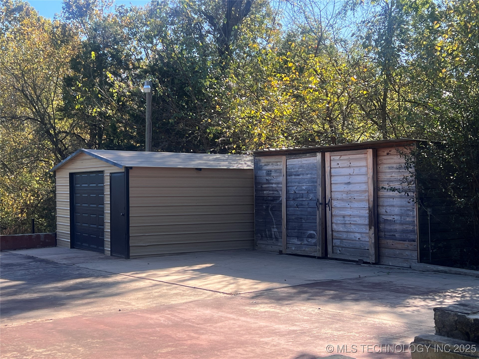 563 W Chambers Road Property Photo 6