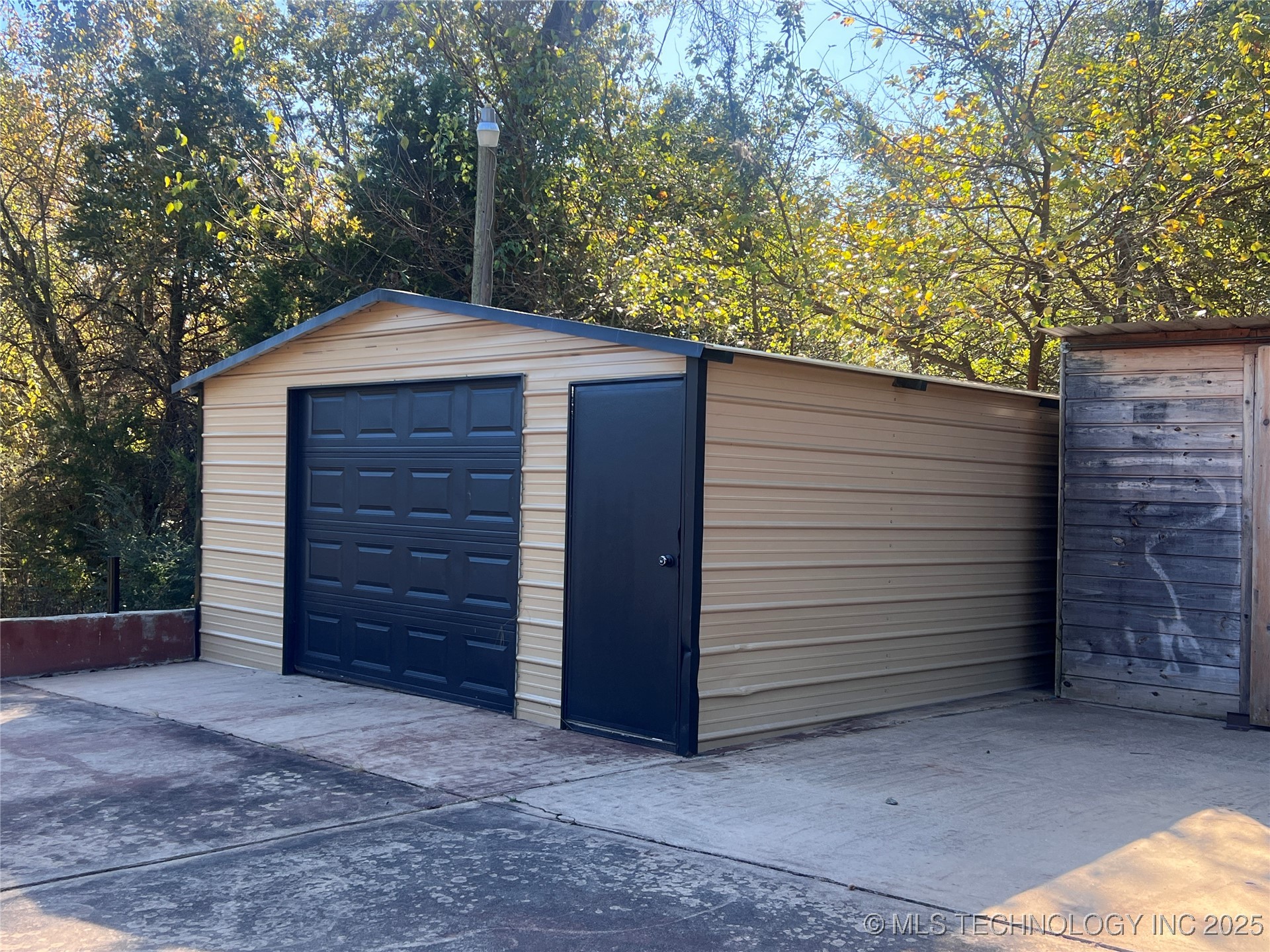 563 W Chambers Road Property Photo 7