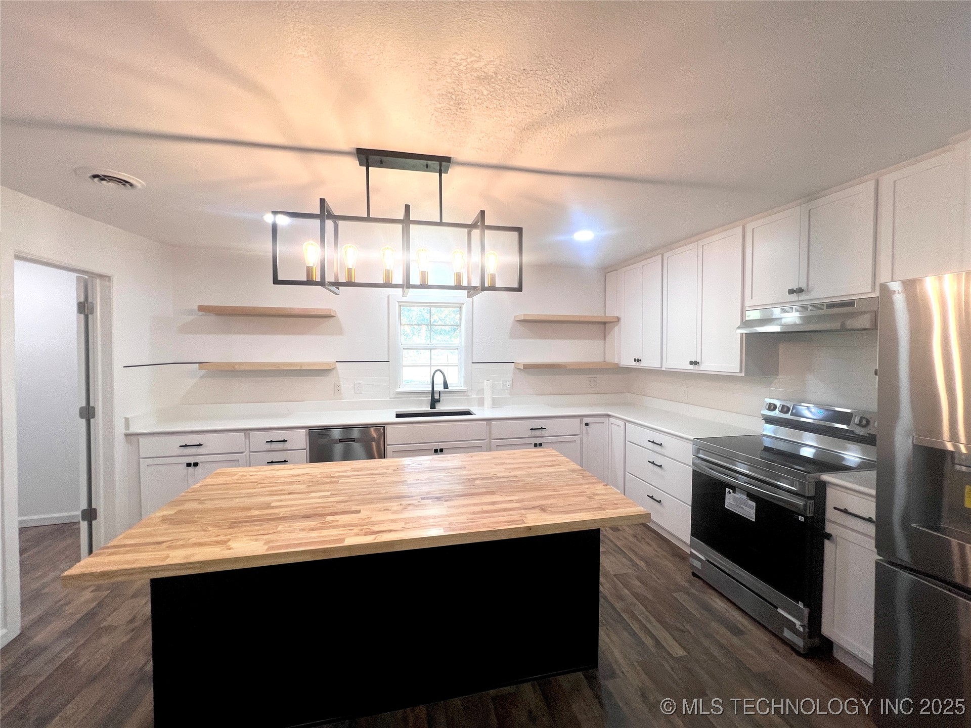 563 W Chambers Road Property Photo 13