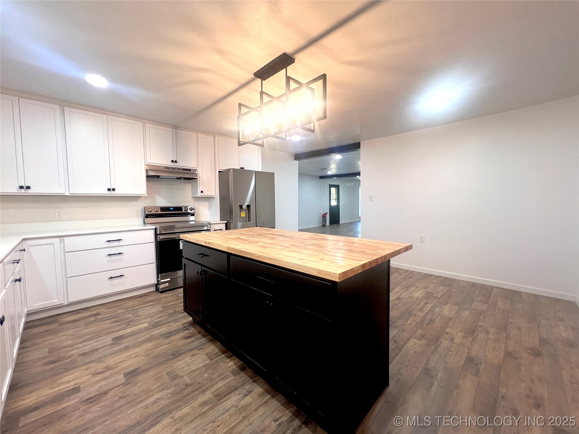 563 W Chambers Road Property Photo 14