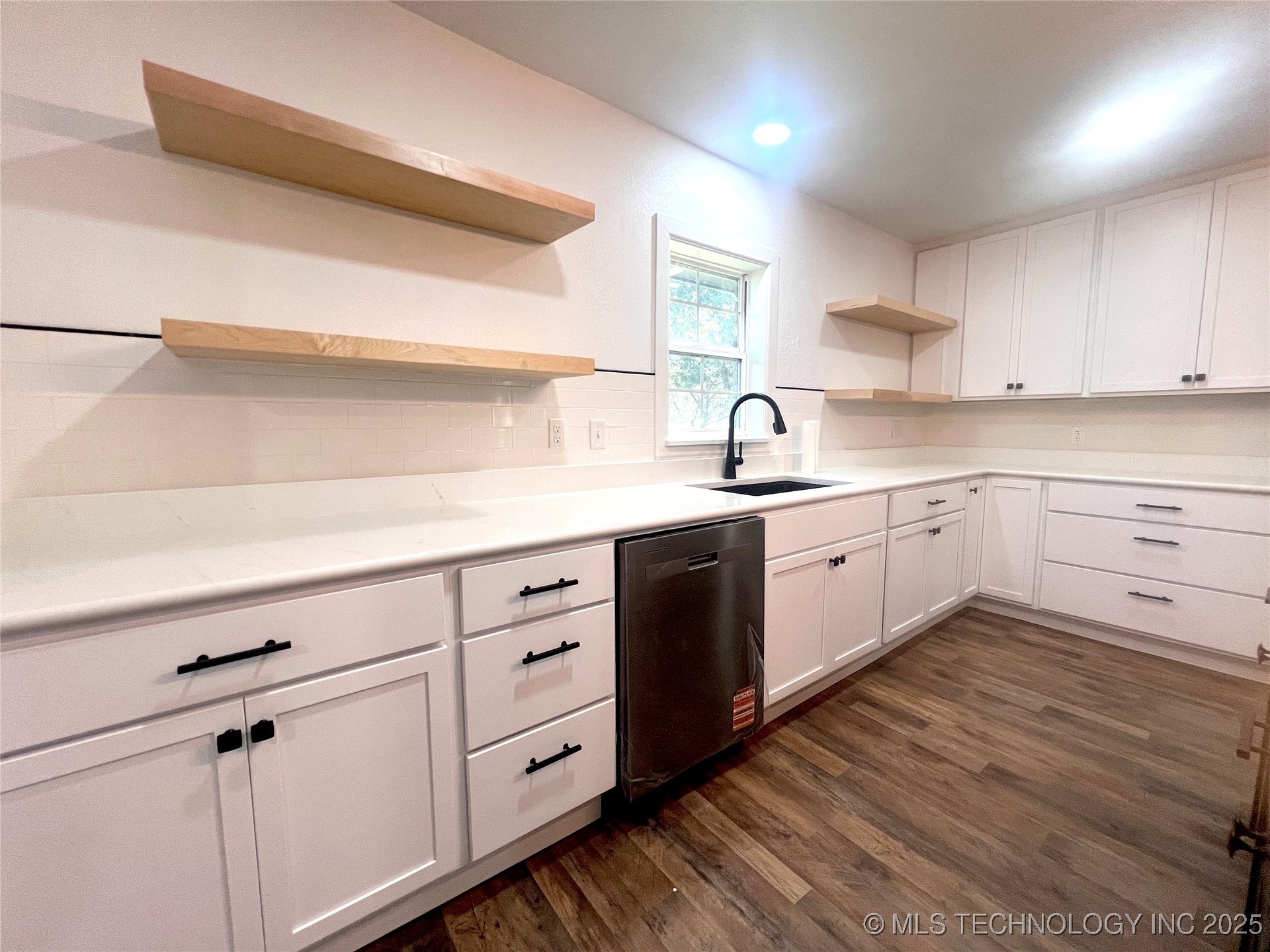 563 W Chambers Road Property Photo 15