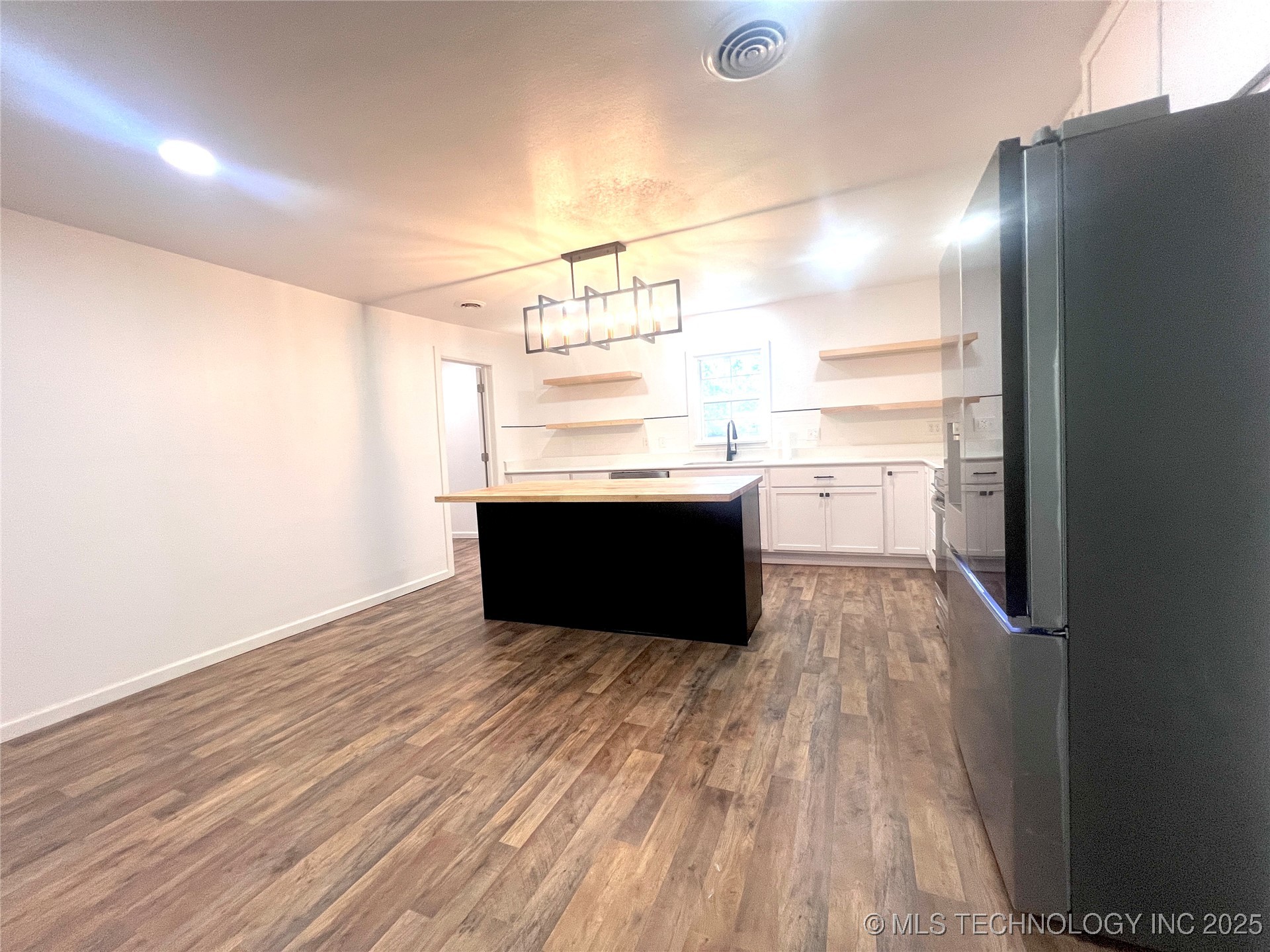 563 W Chambers Road Property Photo 16