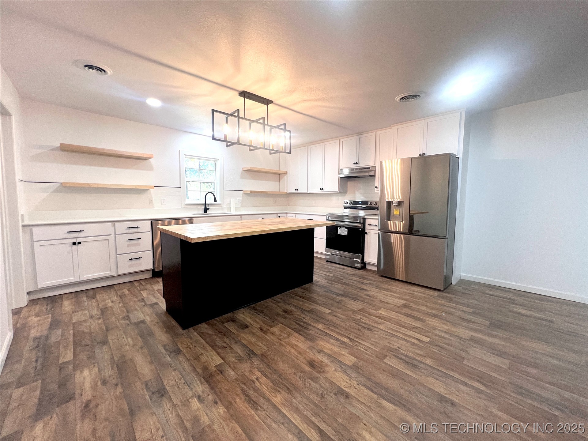 563 W Chambers Road Property Photo 17