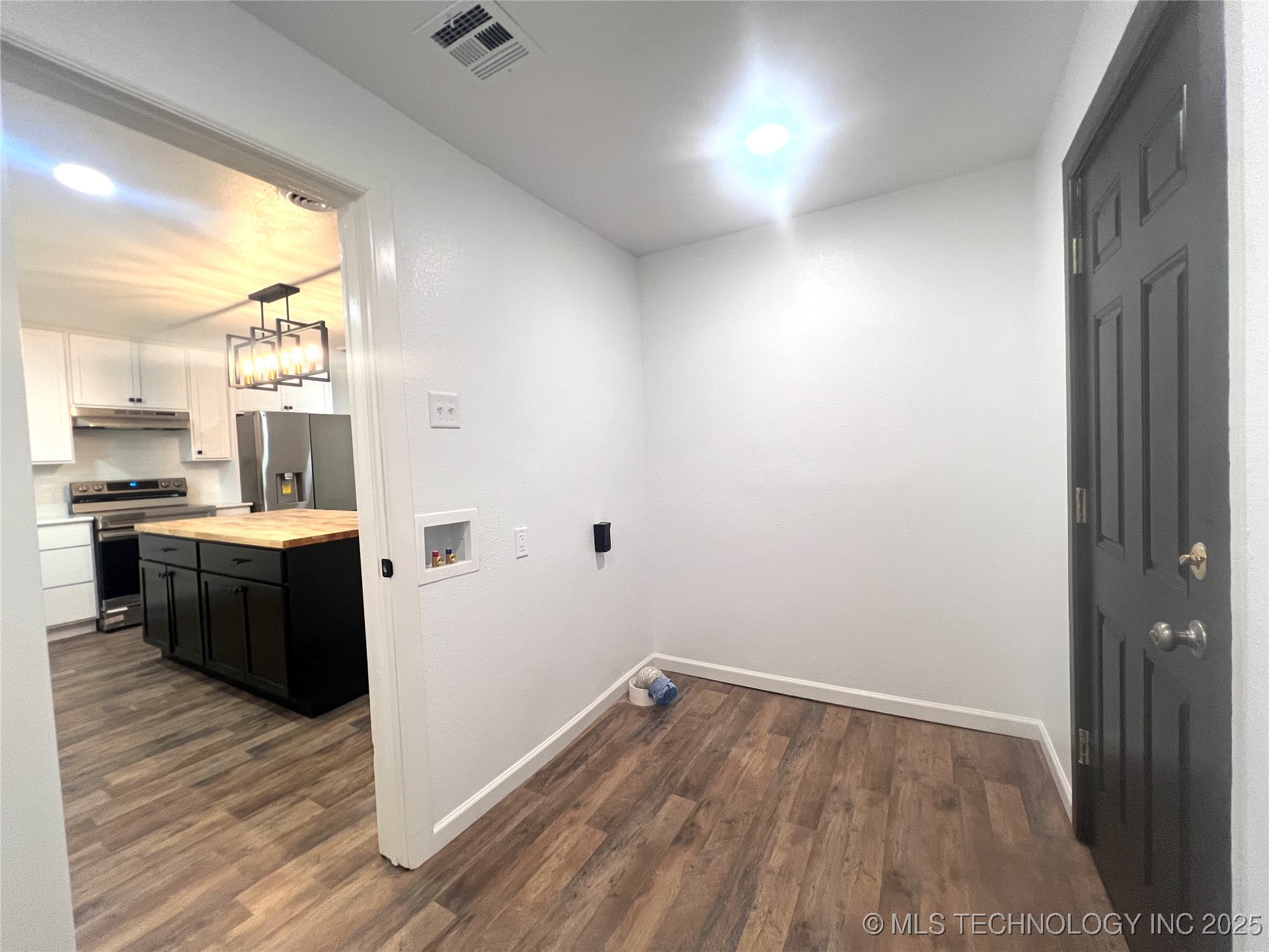 563 W Chambers Road Property Photo 18