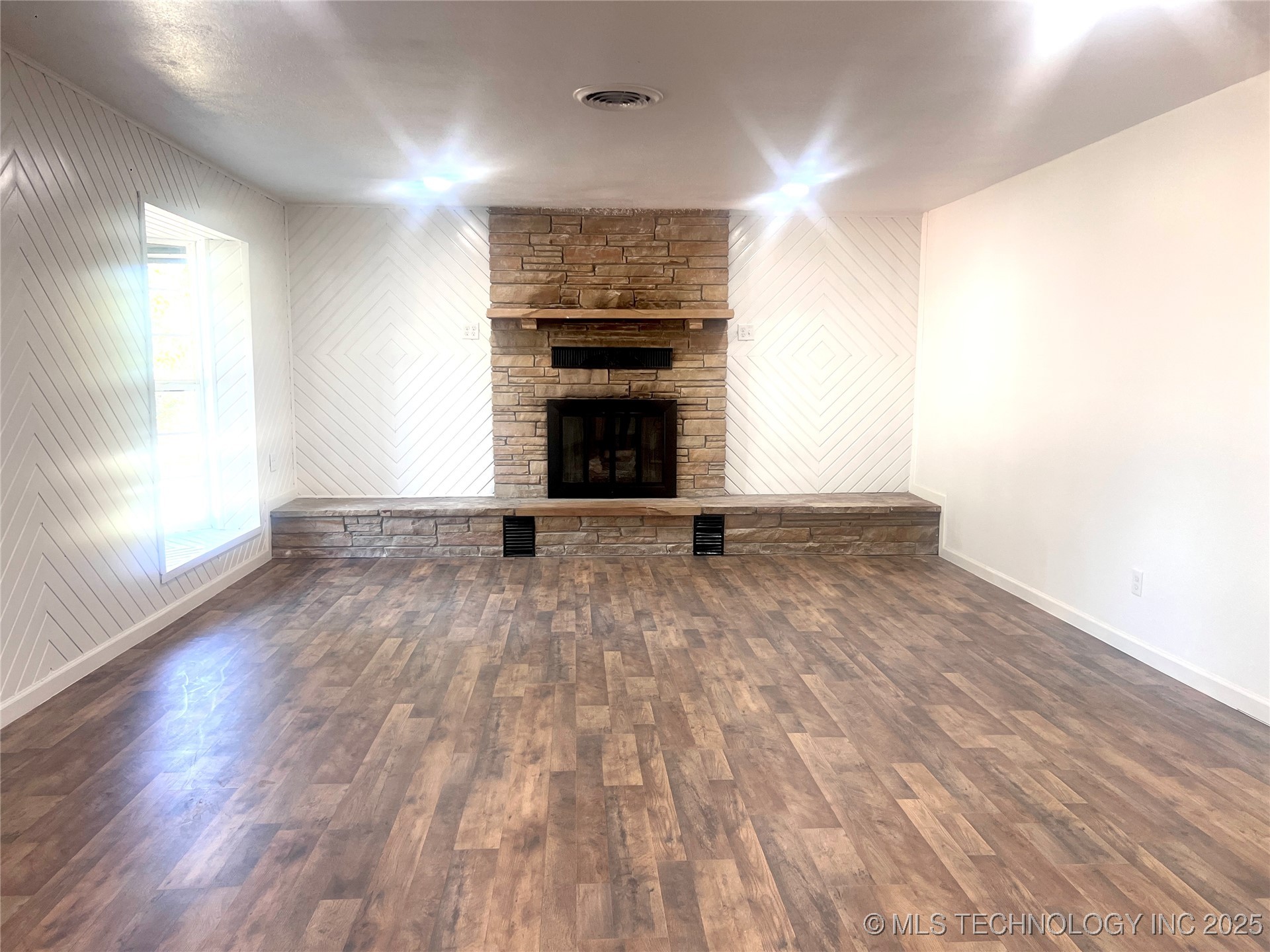 563 W Chambers Road Property Photo 19