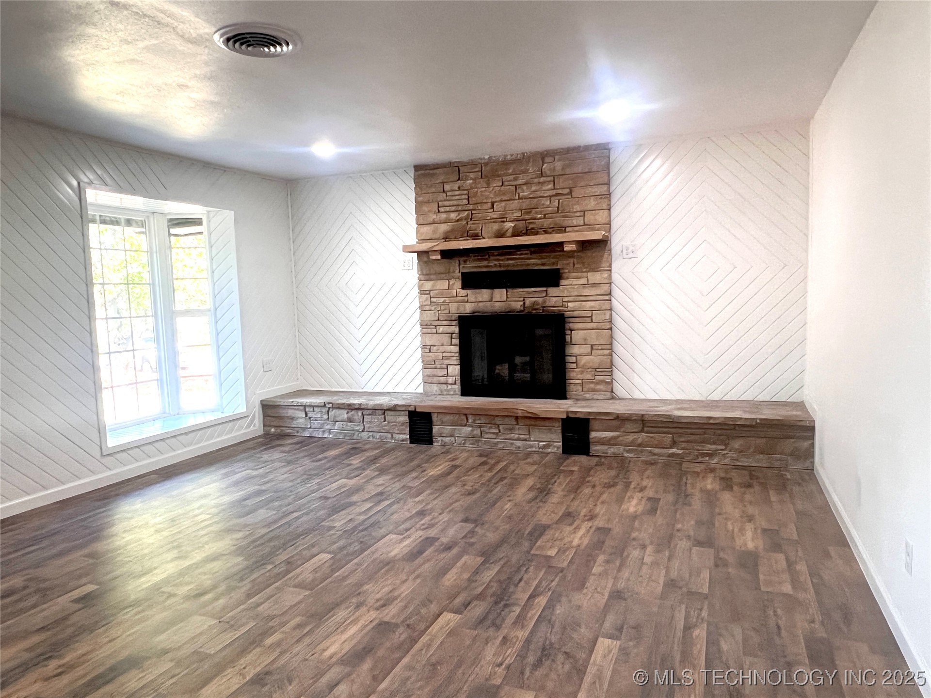 563 W Chambers Road Property Photo 22