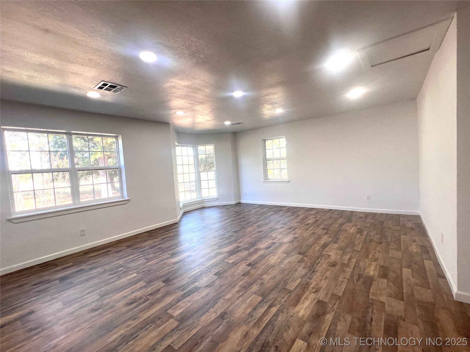 563 W Chambers Road Property Photo 25