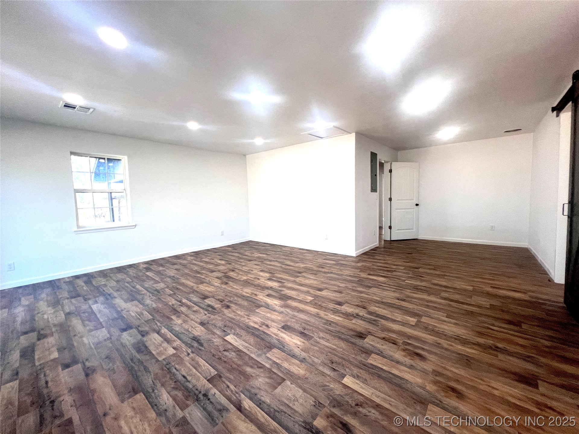 563 W Chambers Road Property Photo 28