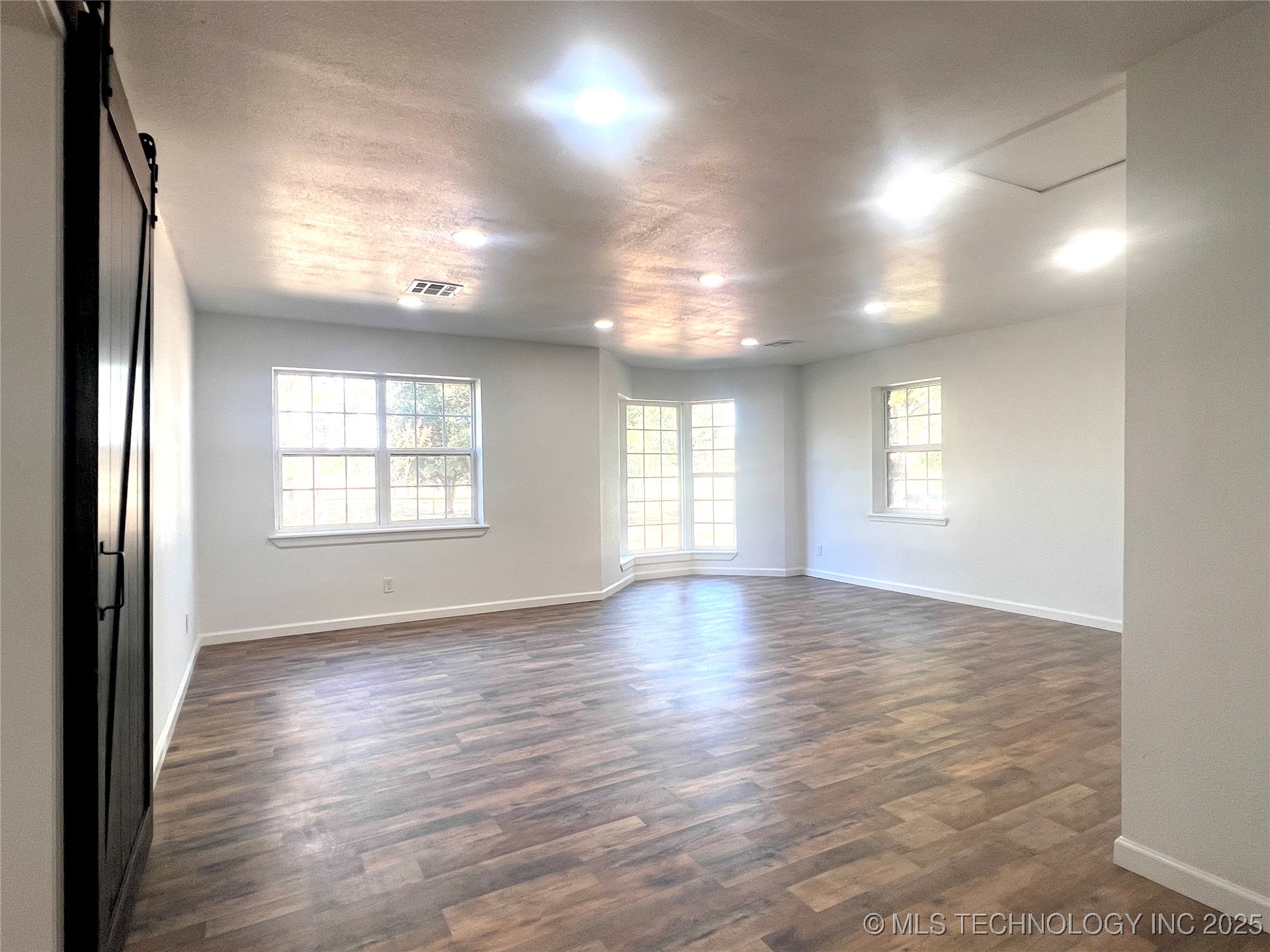 563 W Chambers Road Property Photo 29