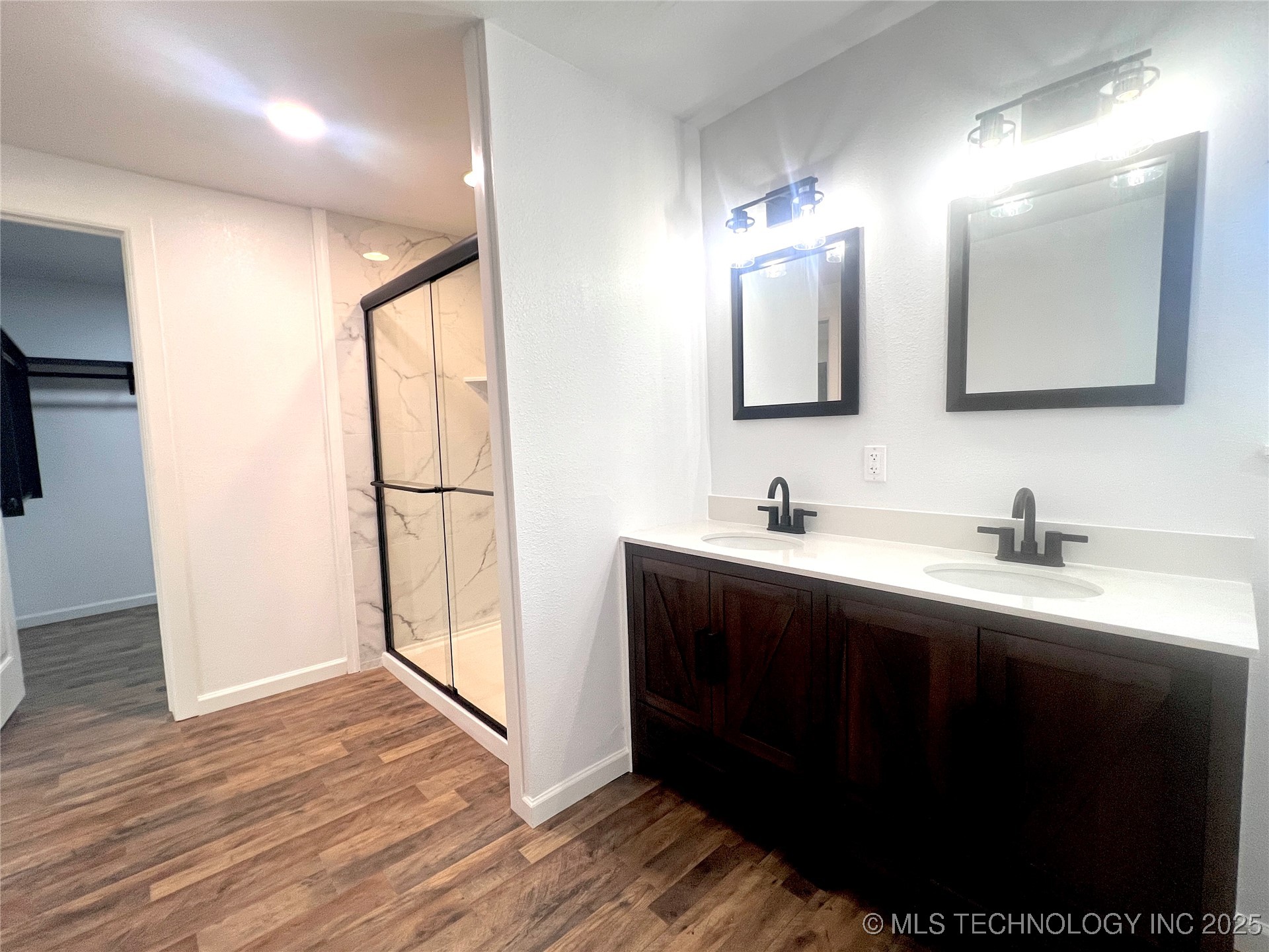 563 W Chambers Road Property Photo 32