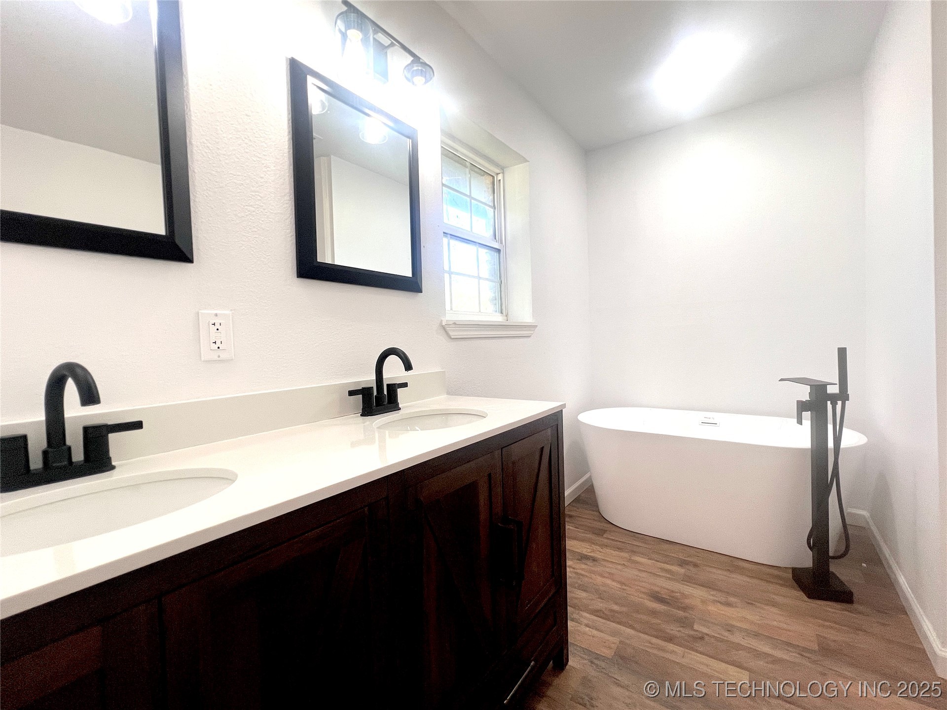 563 W Chambers Road Property Photo 33