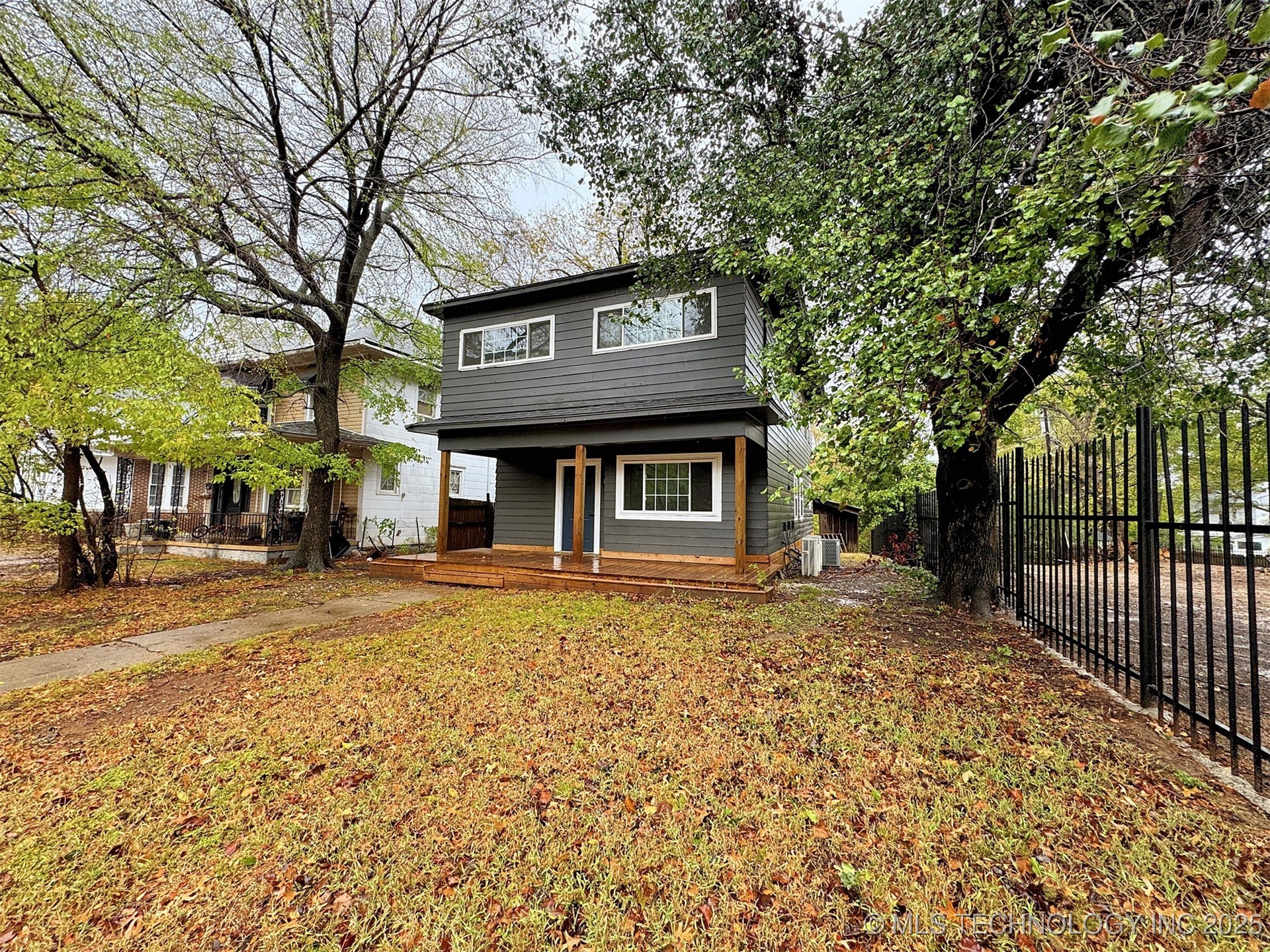 1420 W Broadway Street Property Photo 1