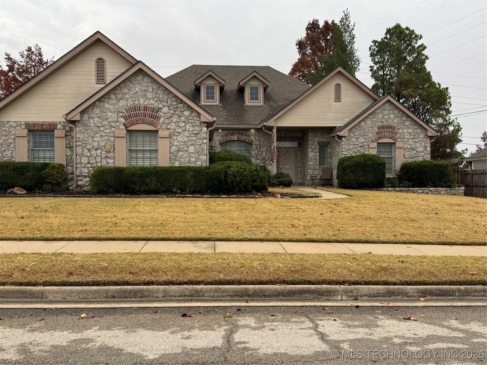 2740 Montrose Drive Property Photo 1