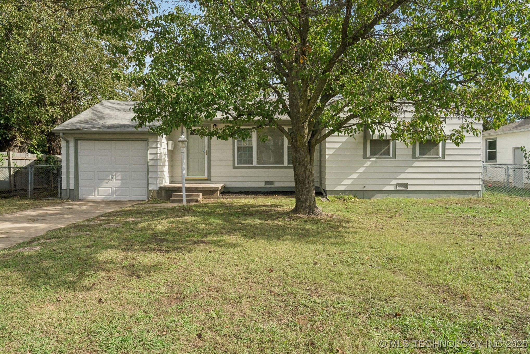 2239 N Marion Avenue Property Photo 1