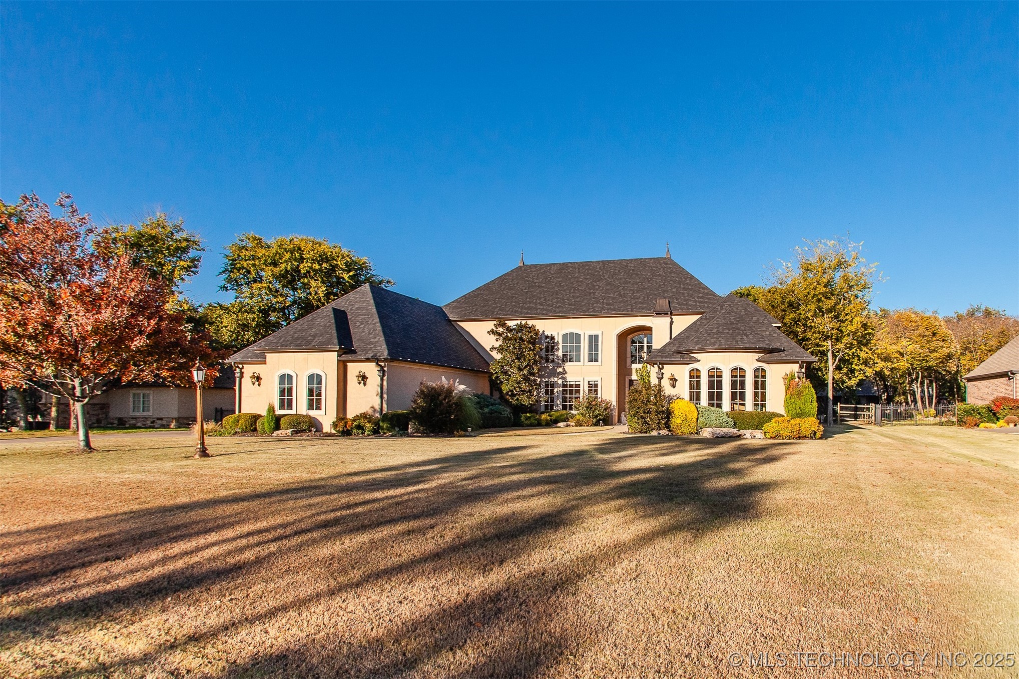 18533 E Crooked Oak Drive Property Photo 2