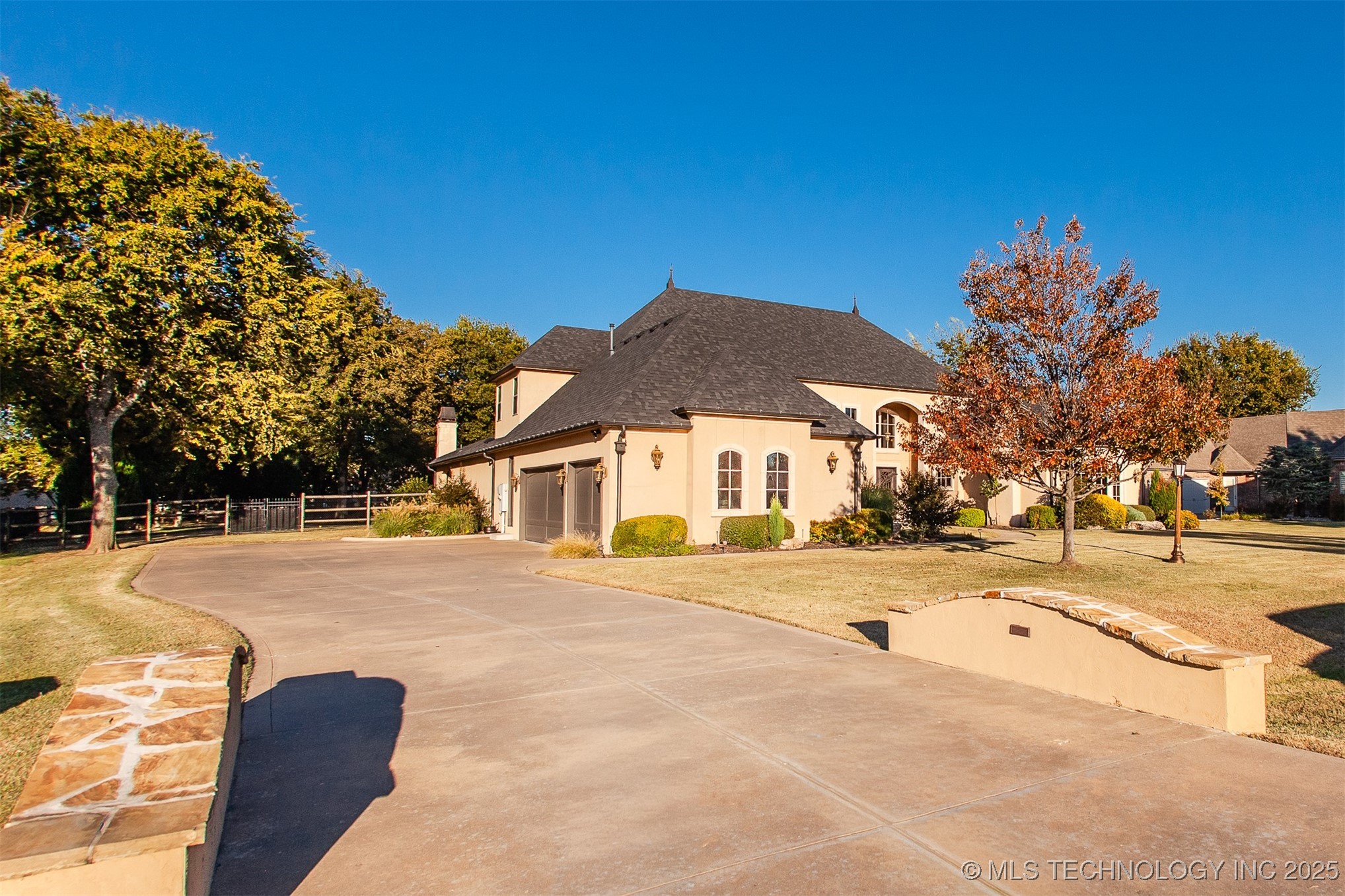 18533 E Crooked Oak Drive Property Photo 4