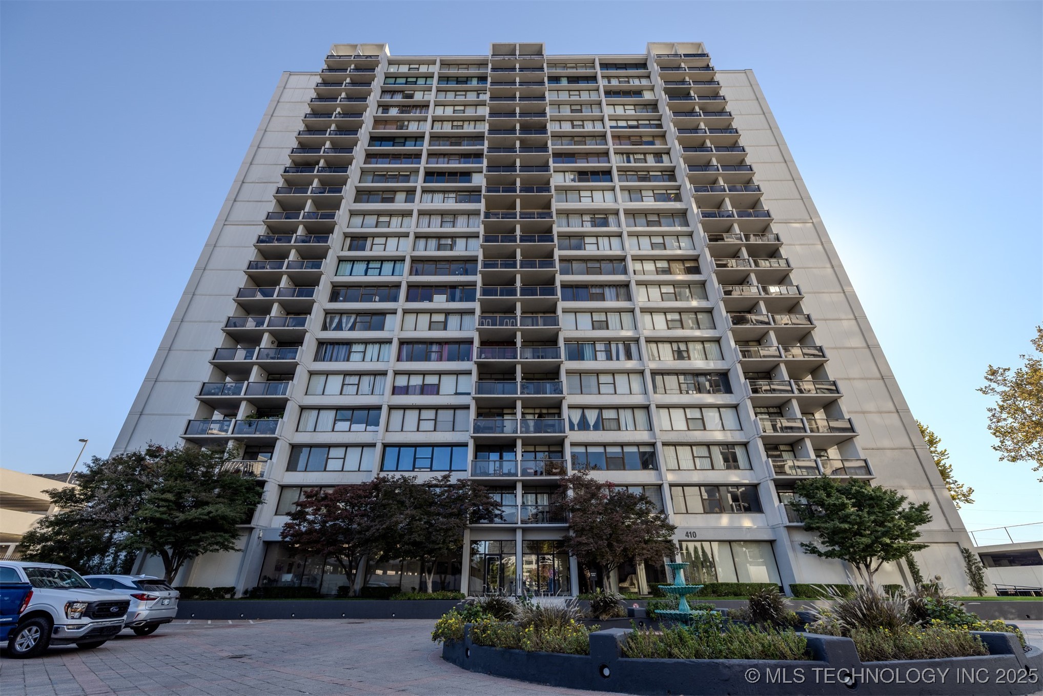 410 W 7th Street 923 Property Photo 3