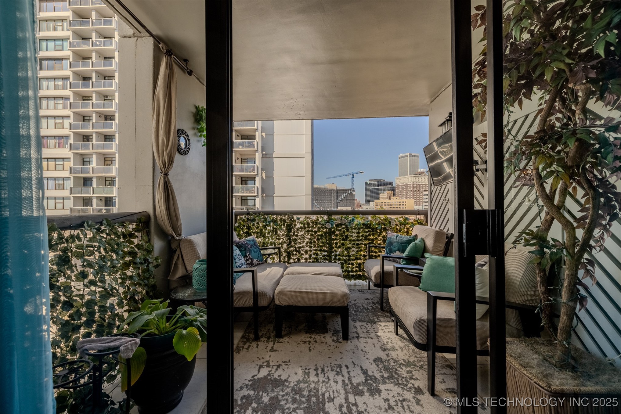 410 W 7th Street 923 Property Photo 25