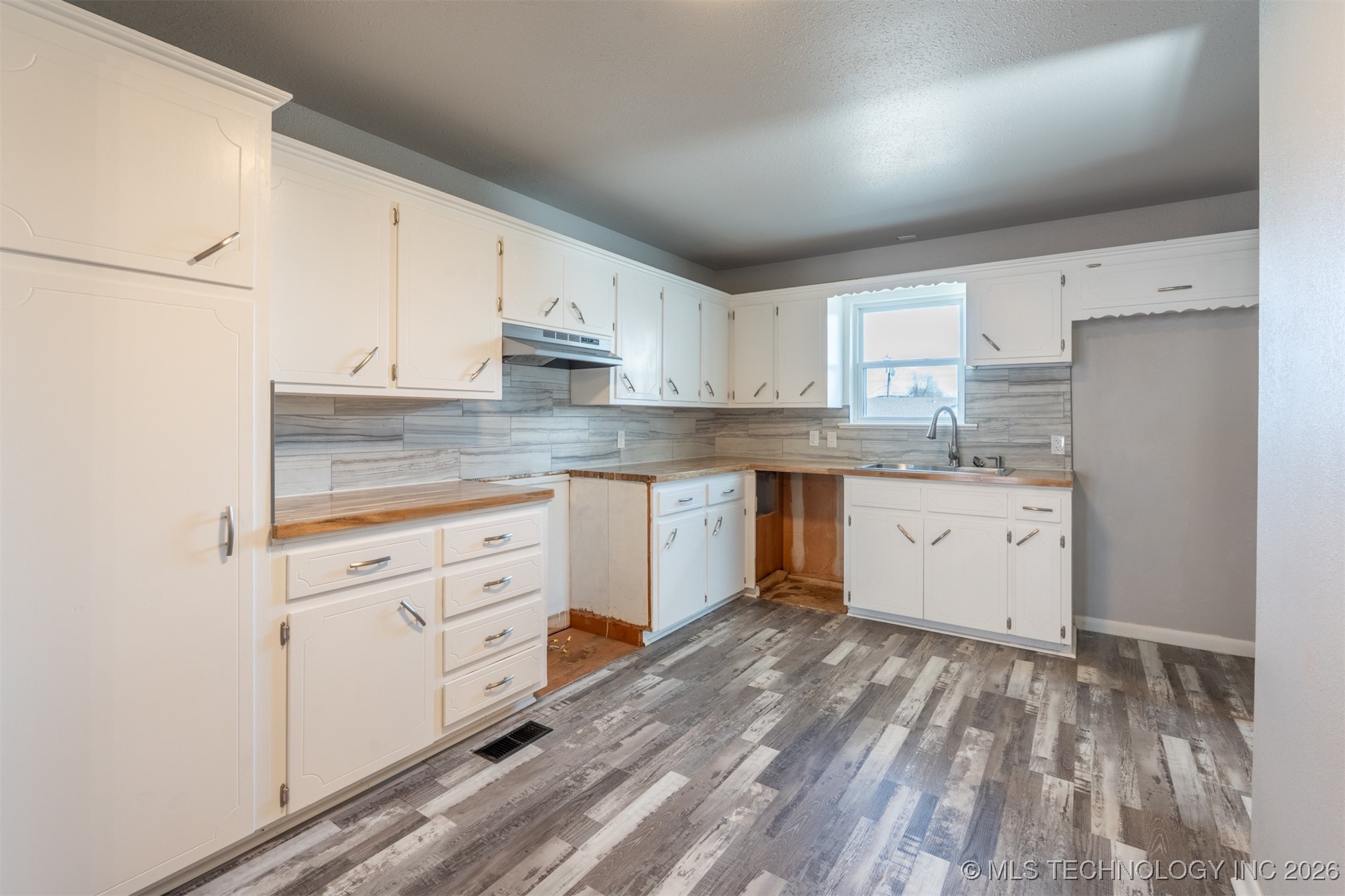 2150 S 80th East Avenue Property Photo 17