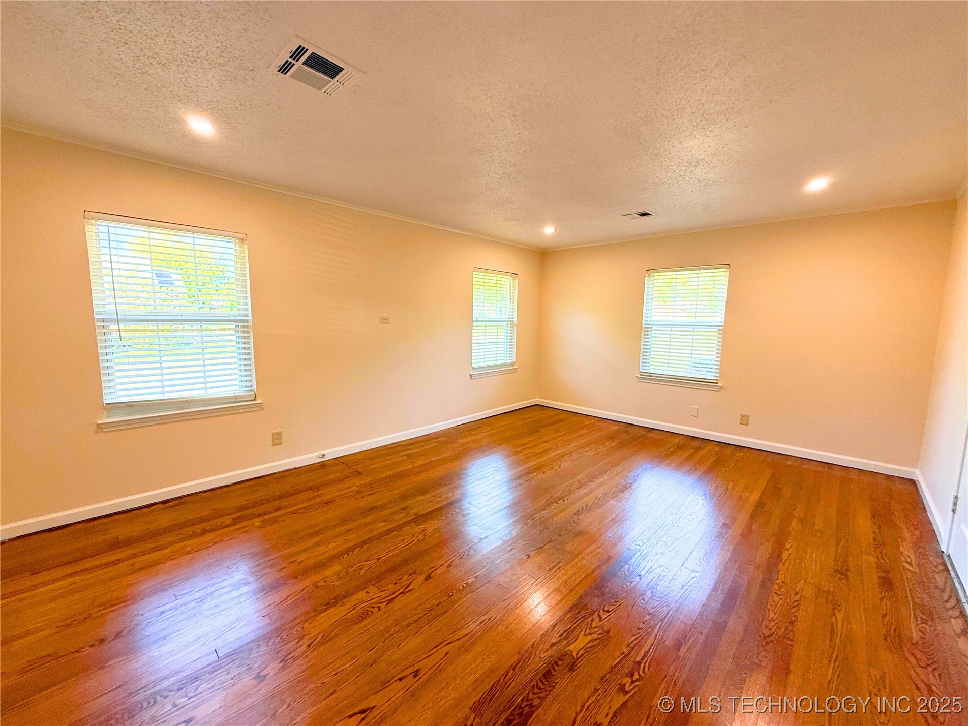 2604 E 2nd Street Property Photo 7