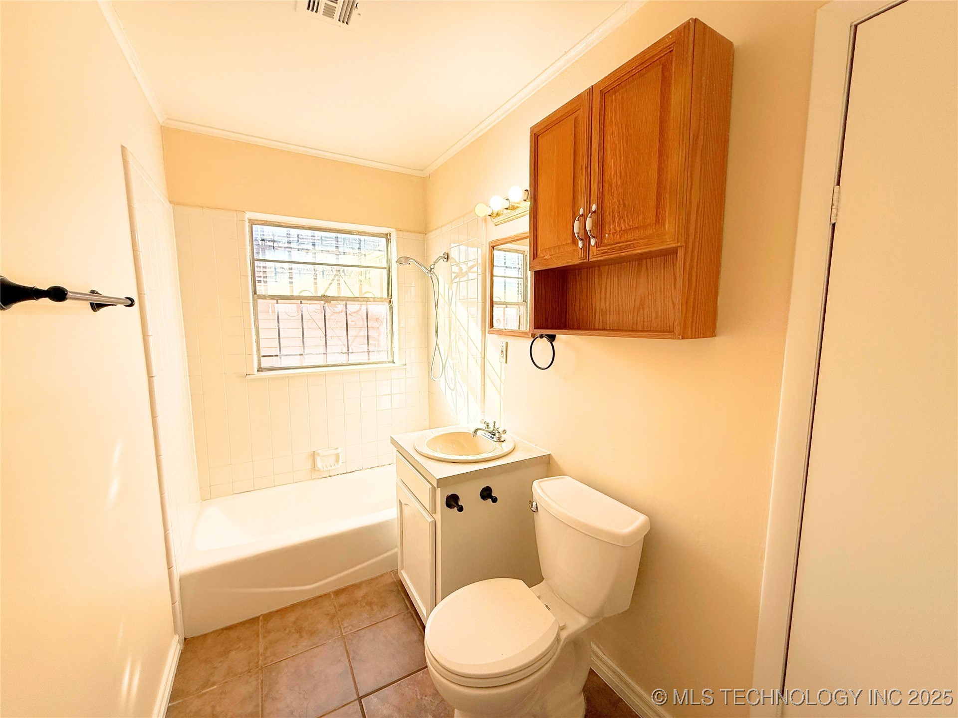 2604 E 2nd Street Property Photo 13