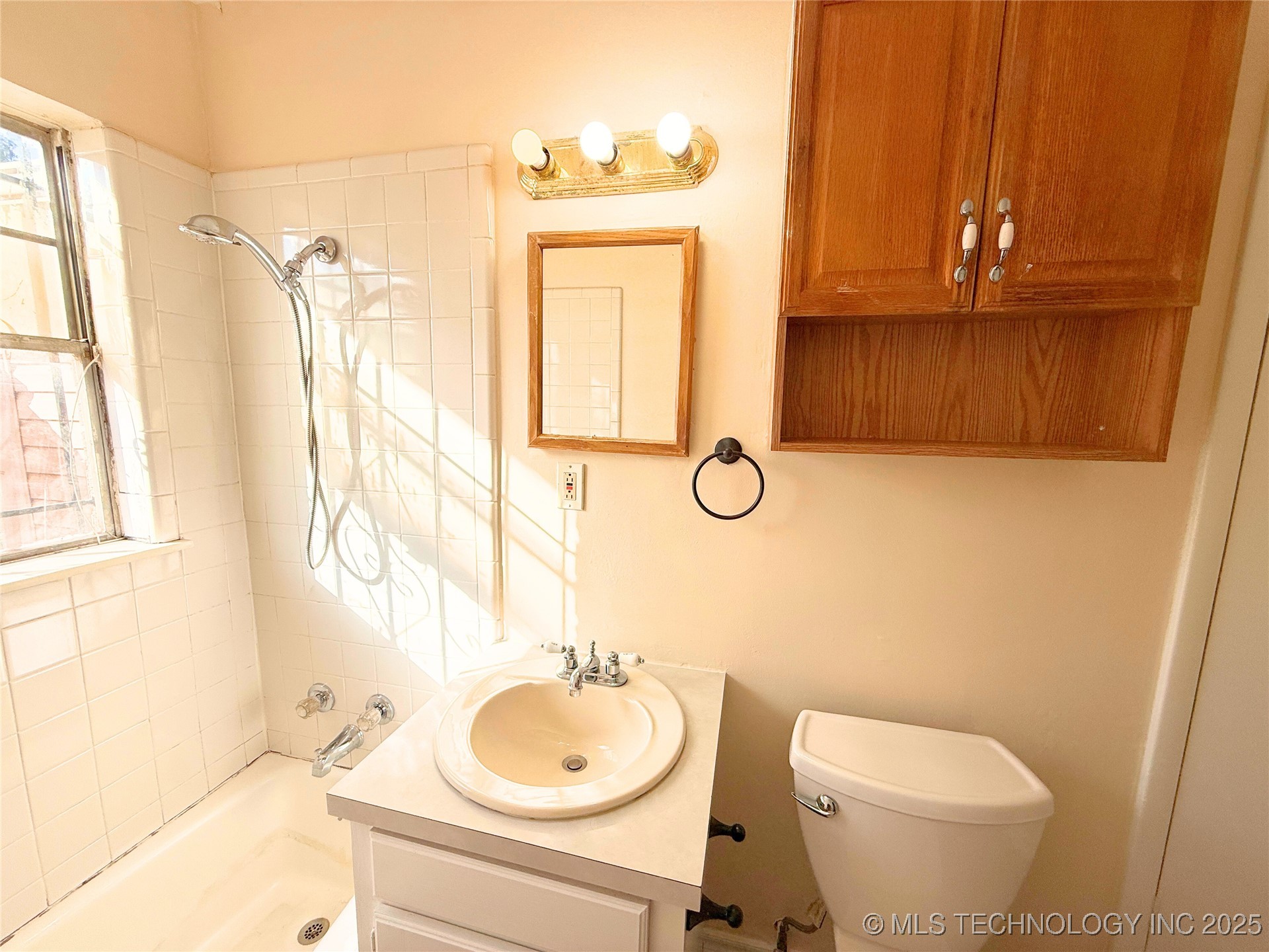 2604 E 2nd Street Property Photo 14