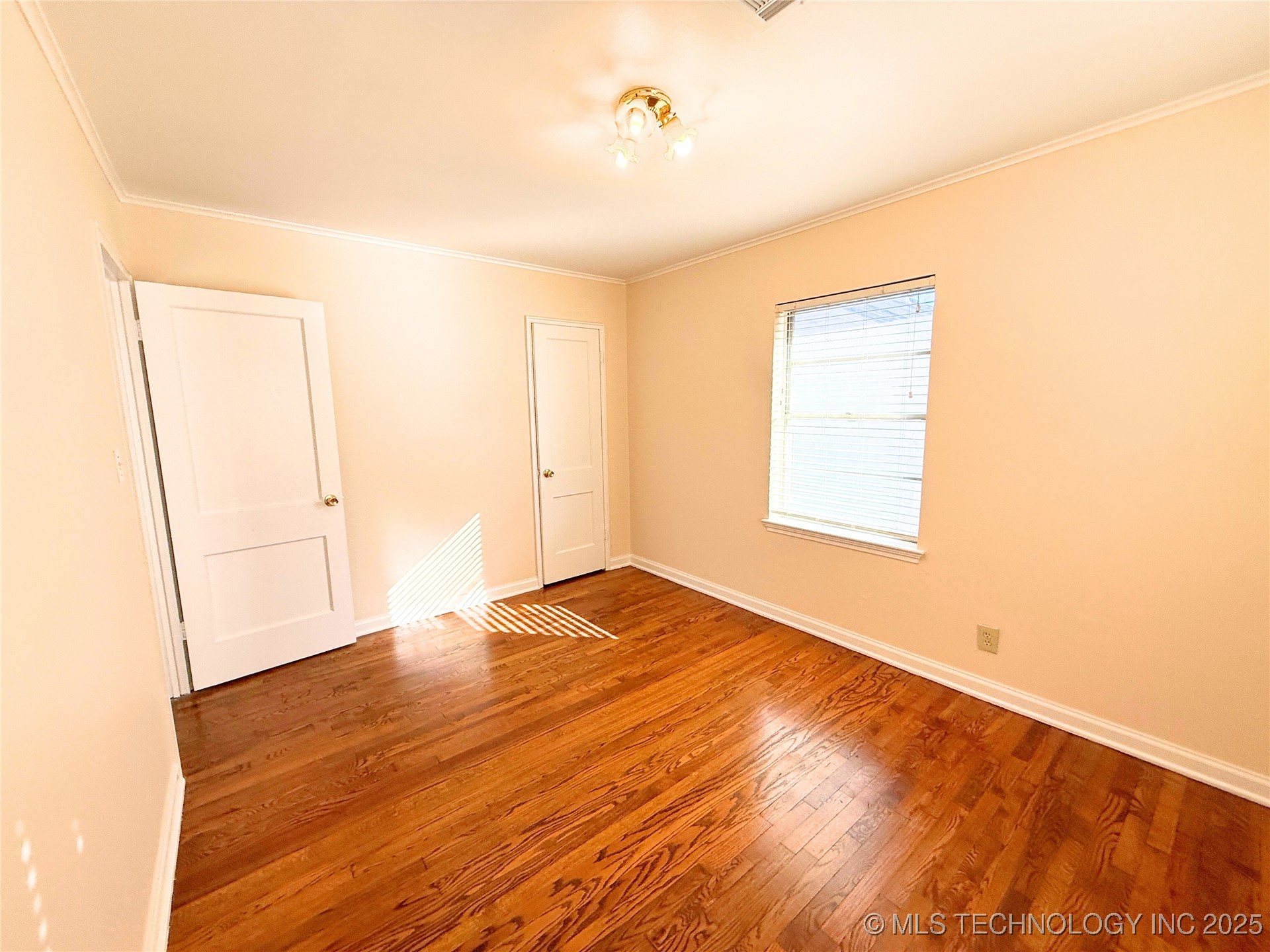 2604 E 2nd Street Property Photo 16