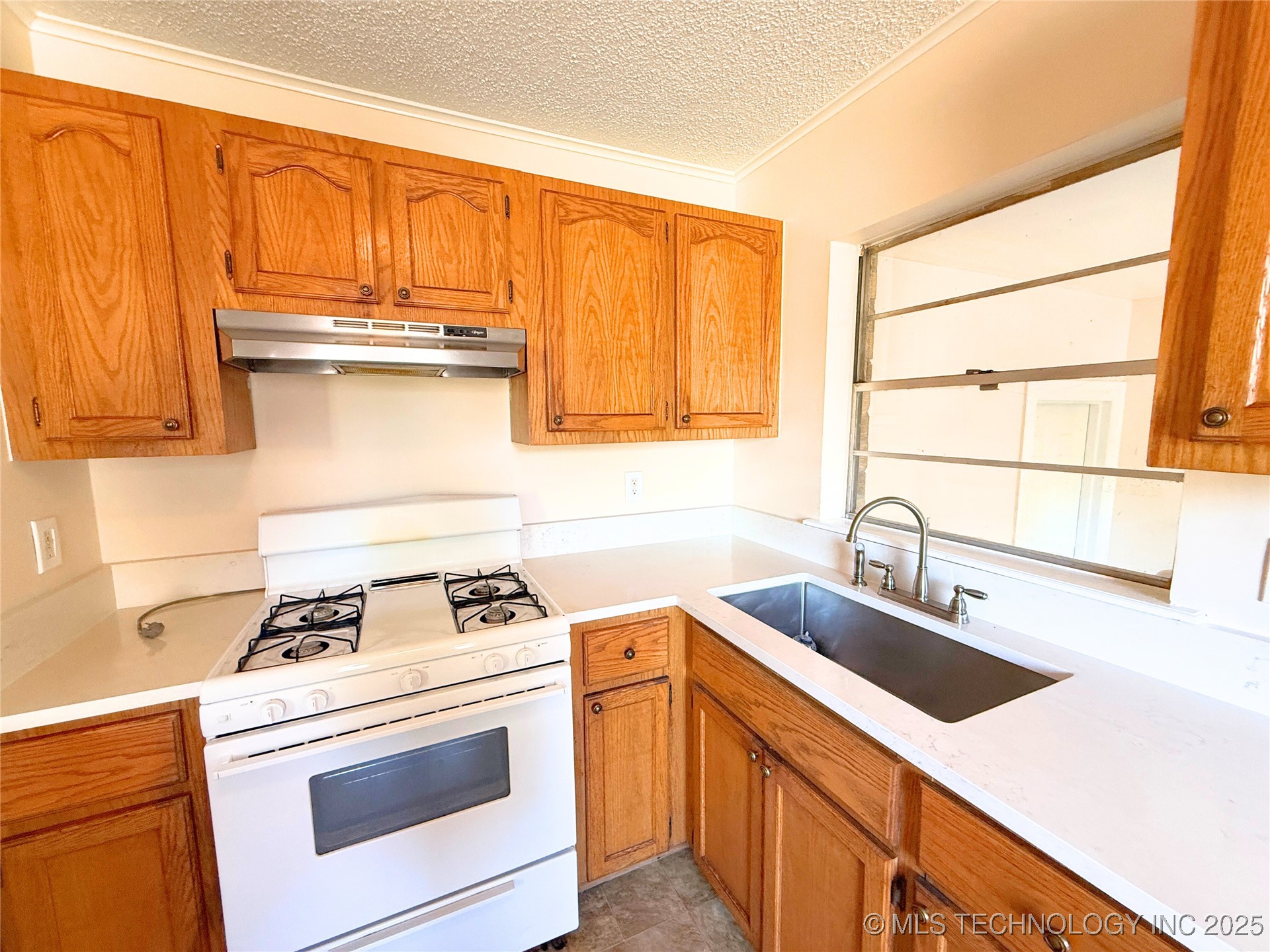 2604 E 2nd Street Property Photo 23