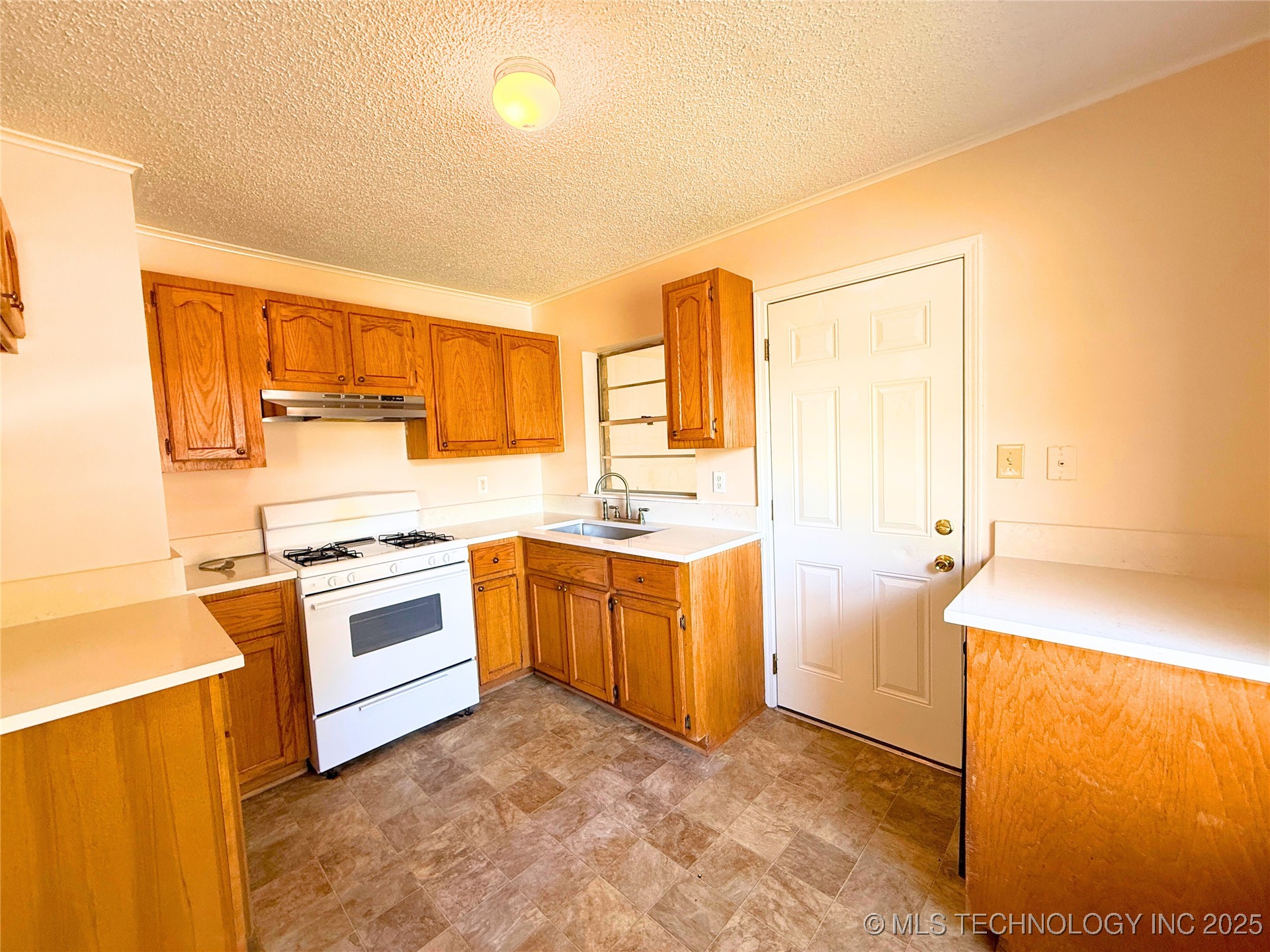 2604 E 2nd Street Property Photo 24