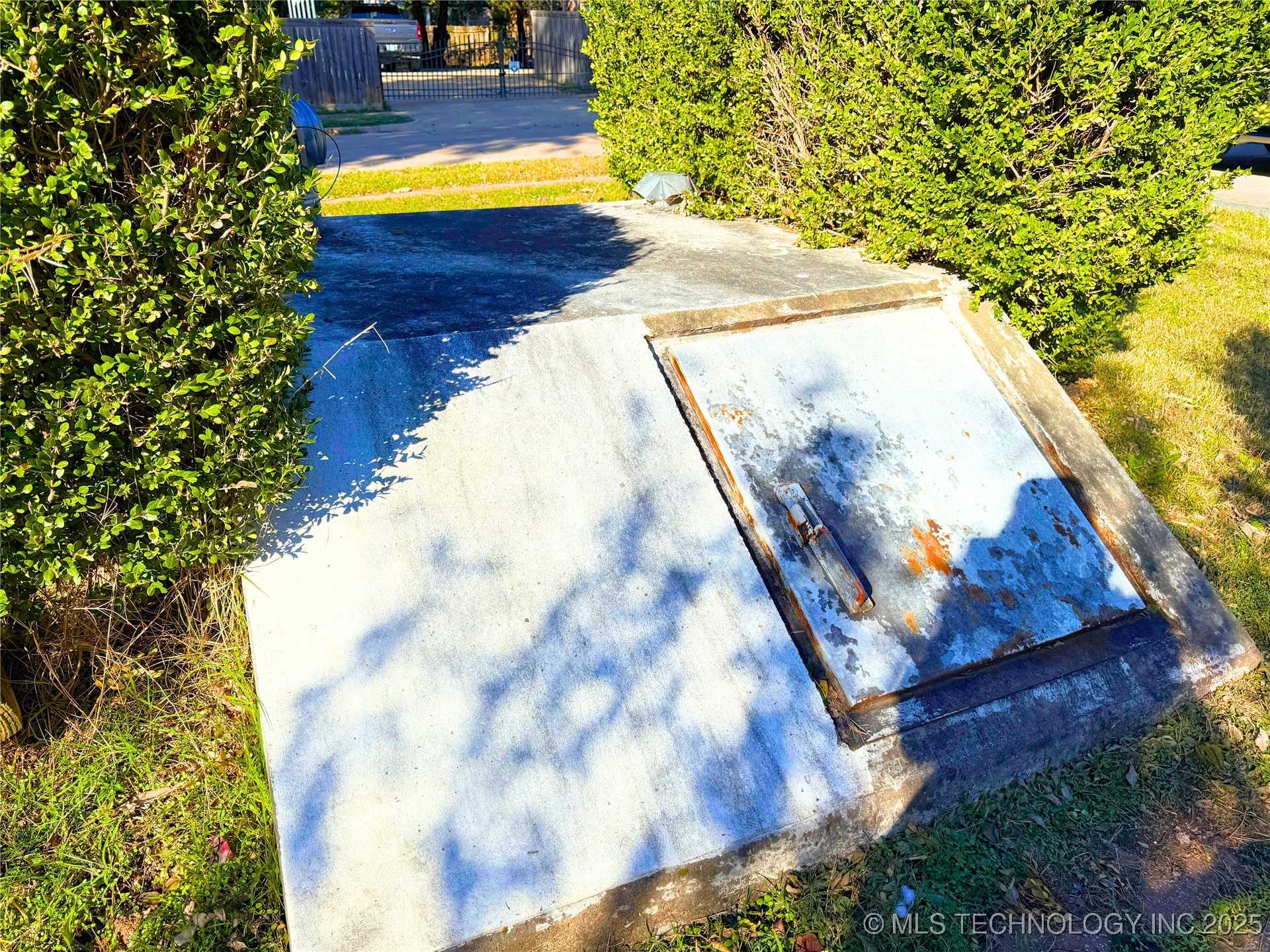 2604 E 2nd Street Property Photo 31