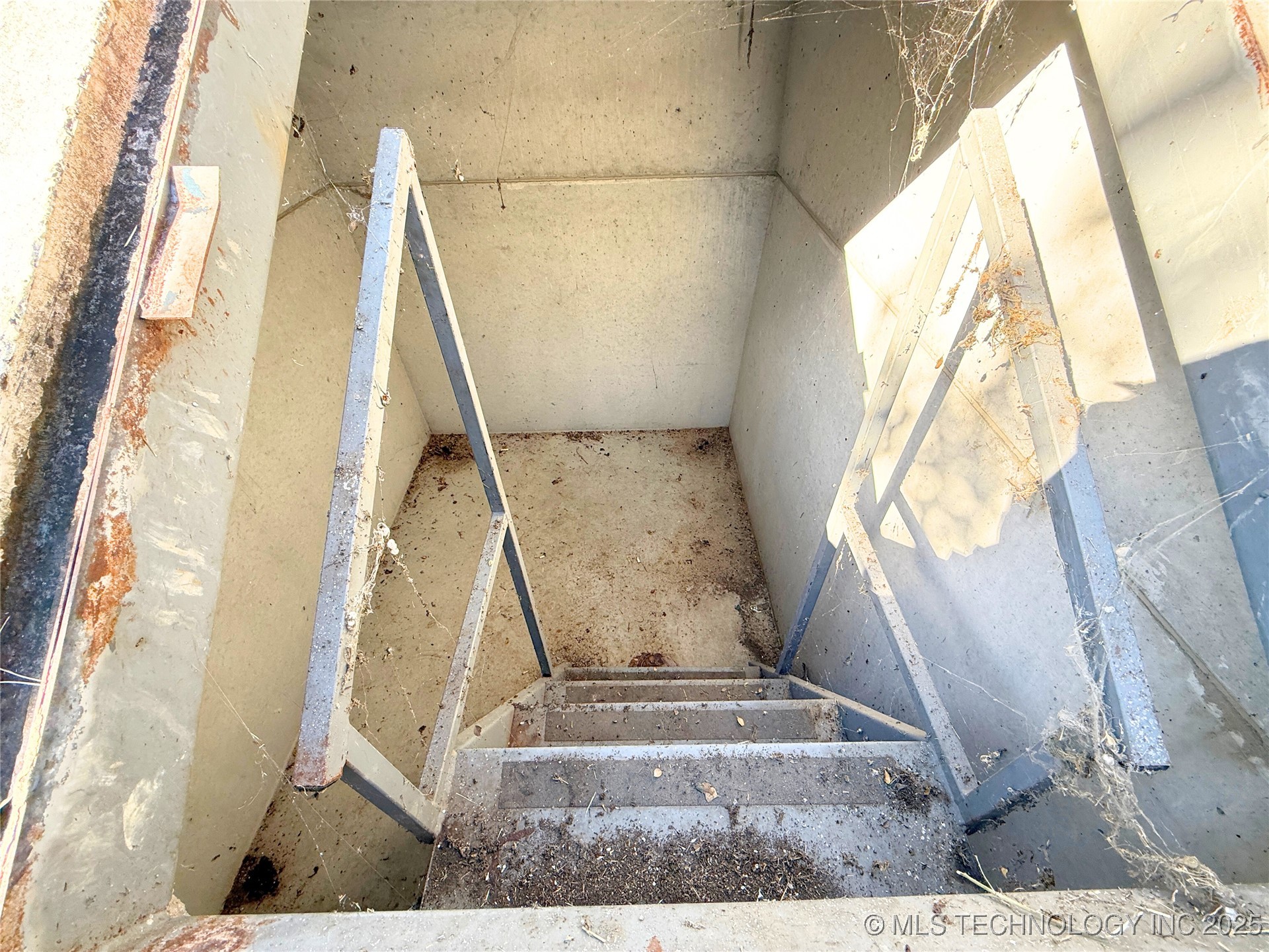 2604 E 2nd Street Property Photo 33