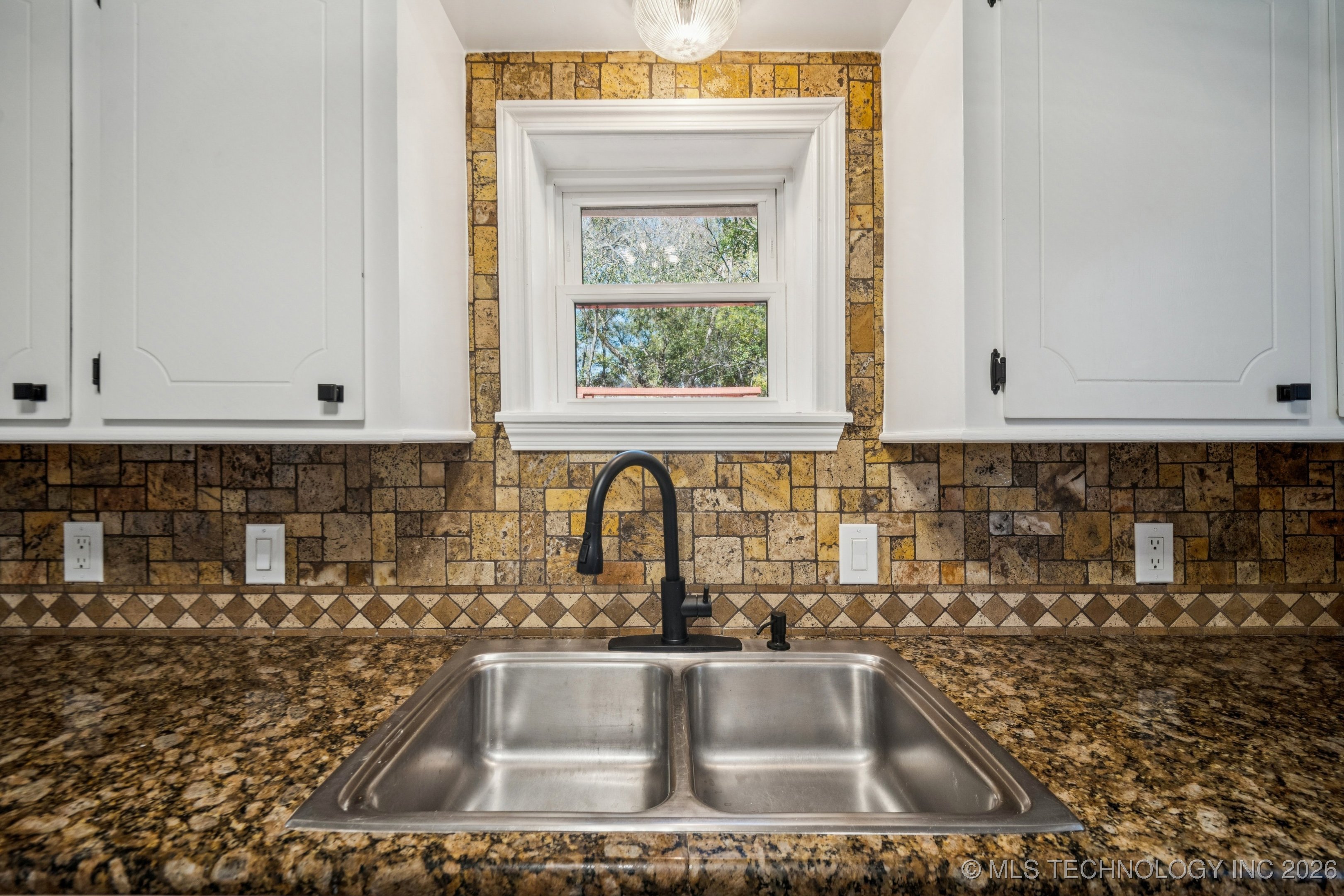 813 E Teresa Avenue Property Photo 9