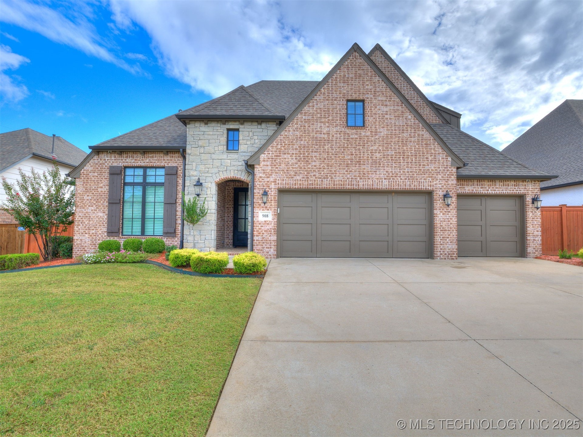 908 W 86th Place S Property Photo 2